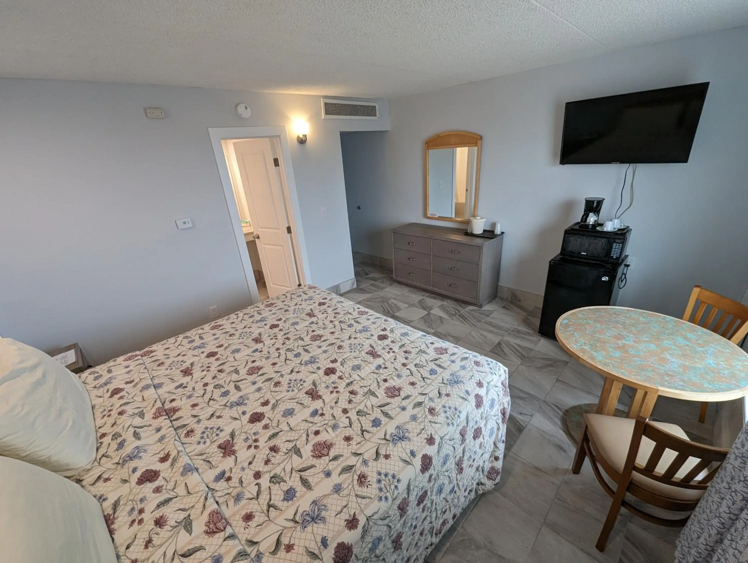 Bed in Admiral Resort Motel