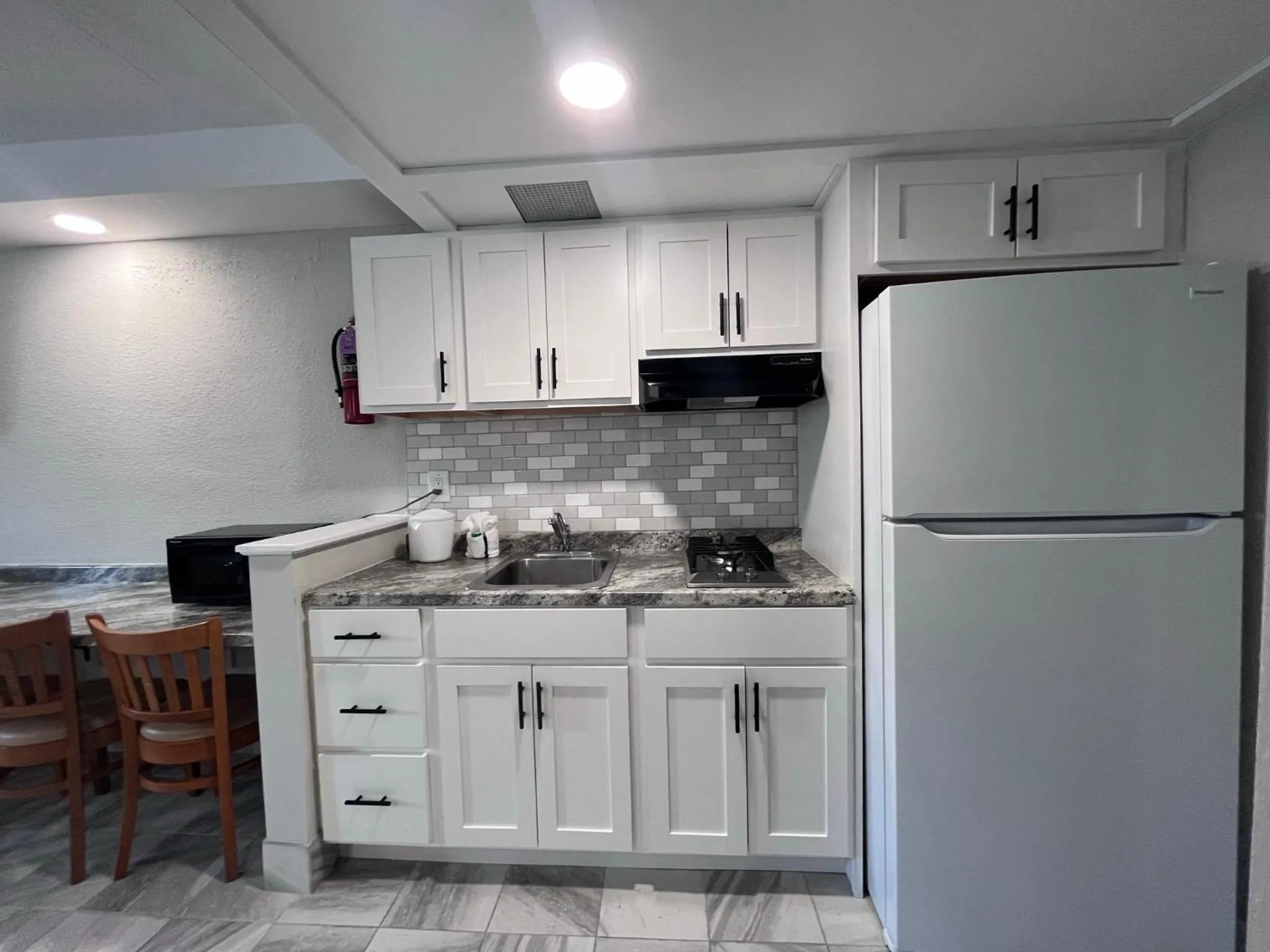 Kitchen or kitchenette in Admiral Resort Motel