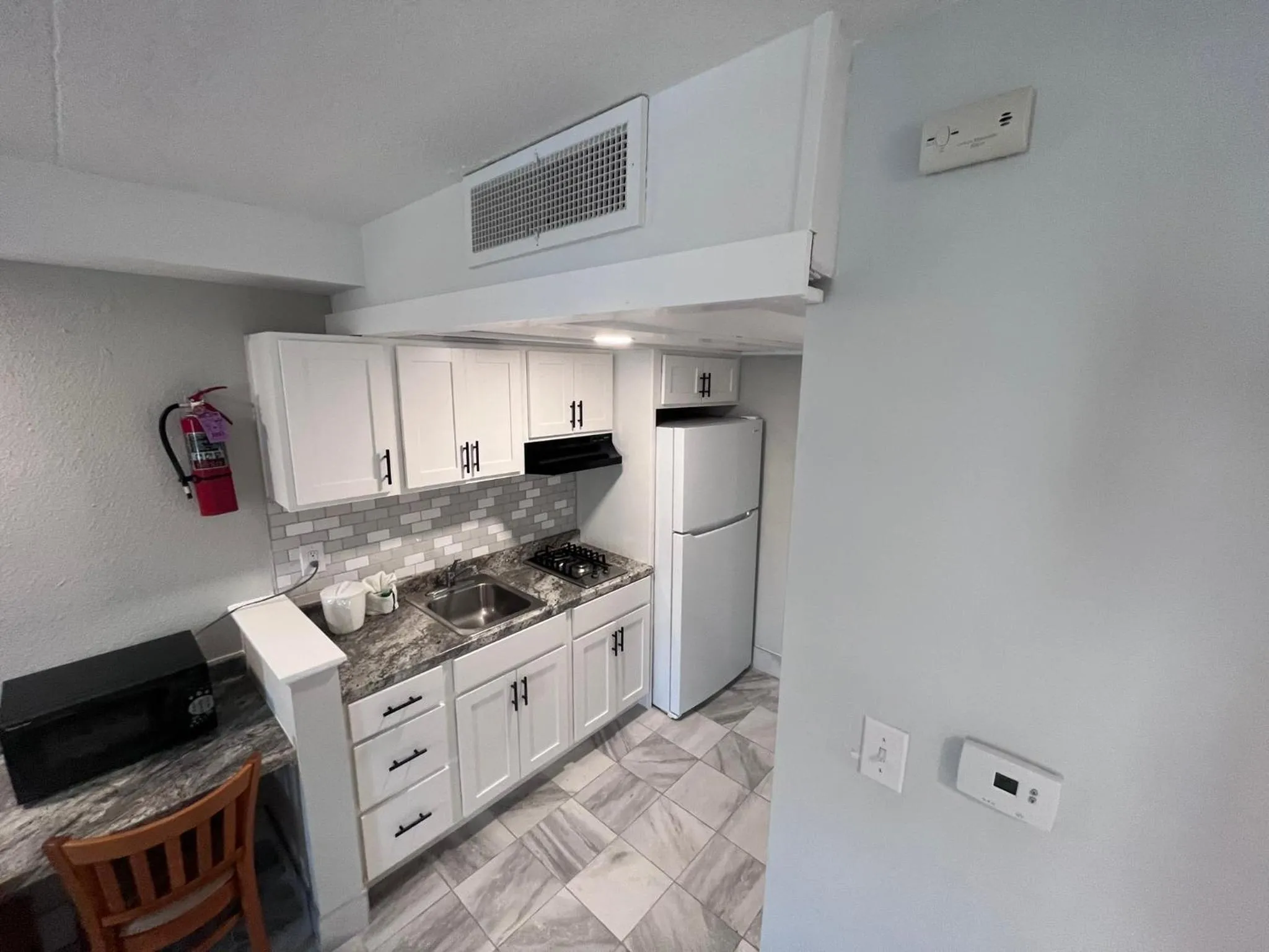 Kitchen or kitchenette in Admiral Resort Motel