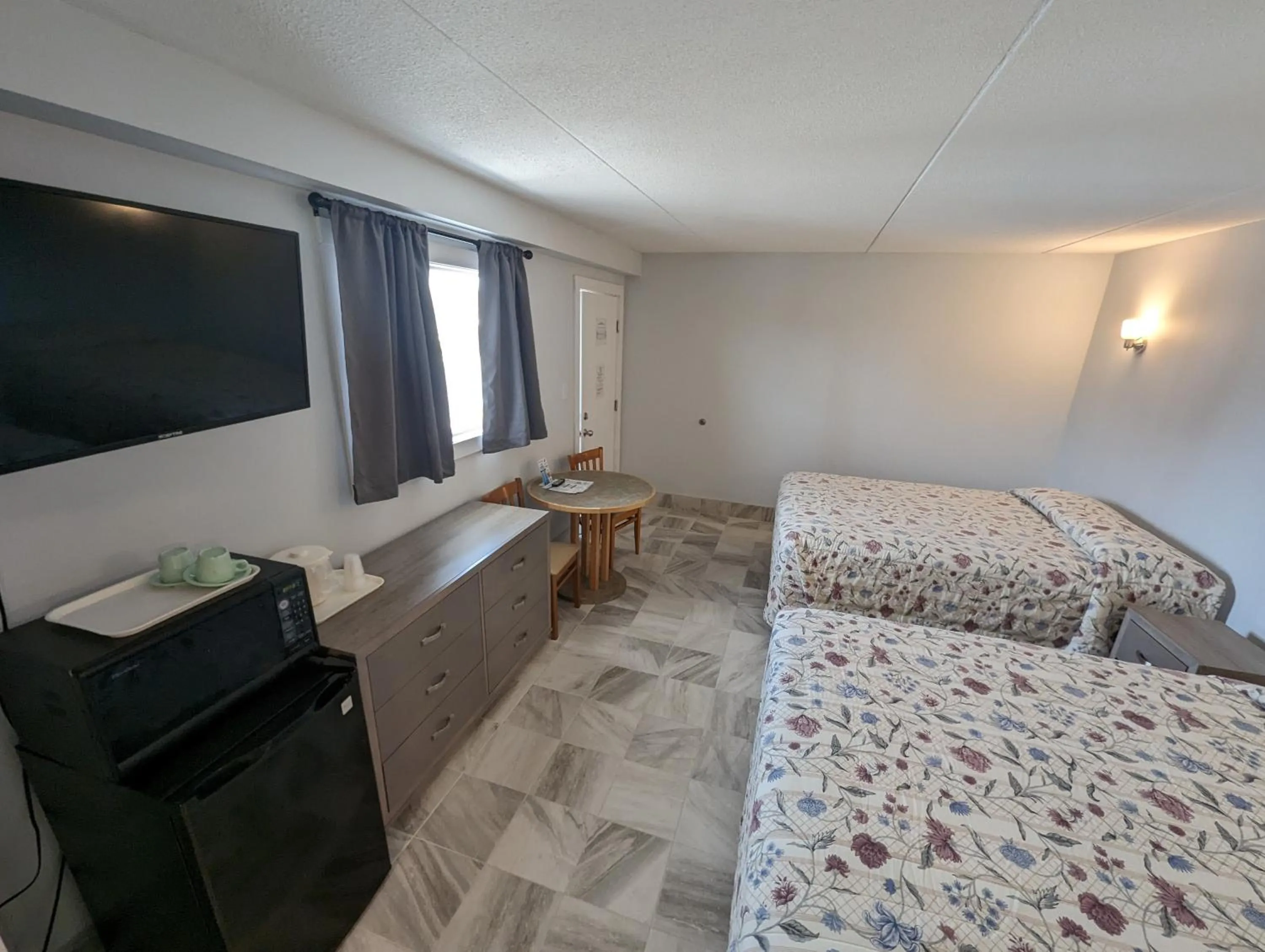Bed in Admiral Resort Motel