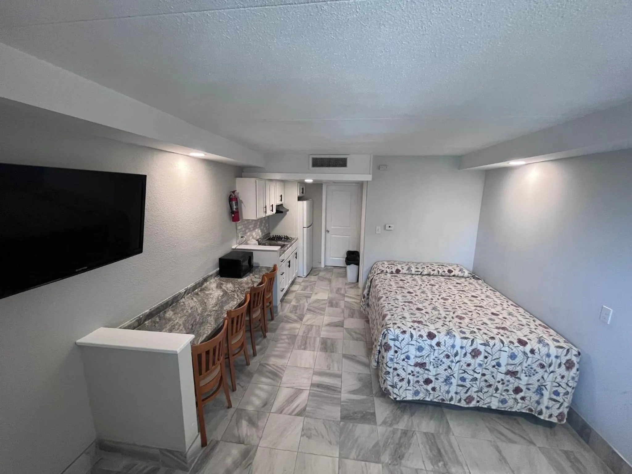 TV and multimedia, Bed in Admiral Resort Motel