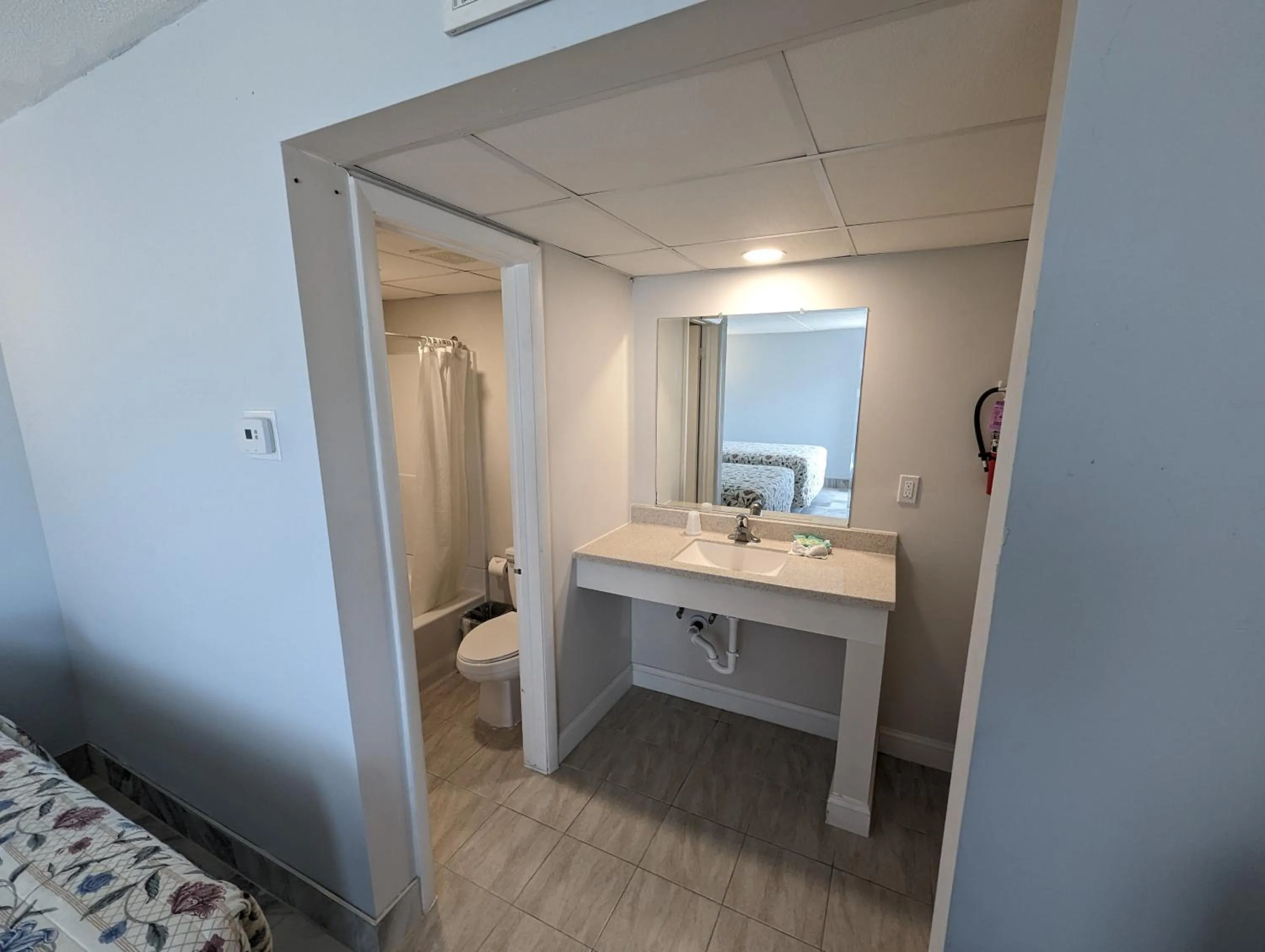 Toilet, Bed in Admiral Resort Motel