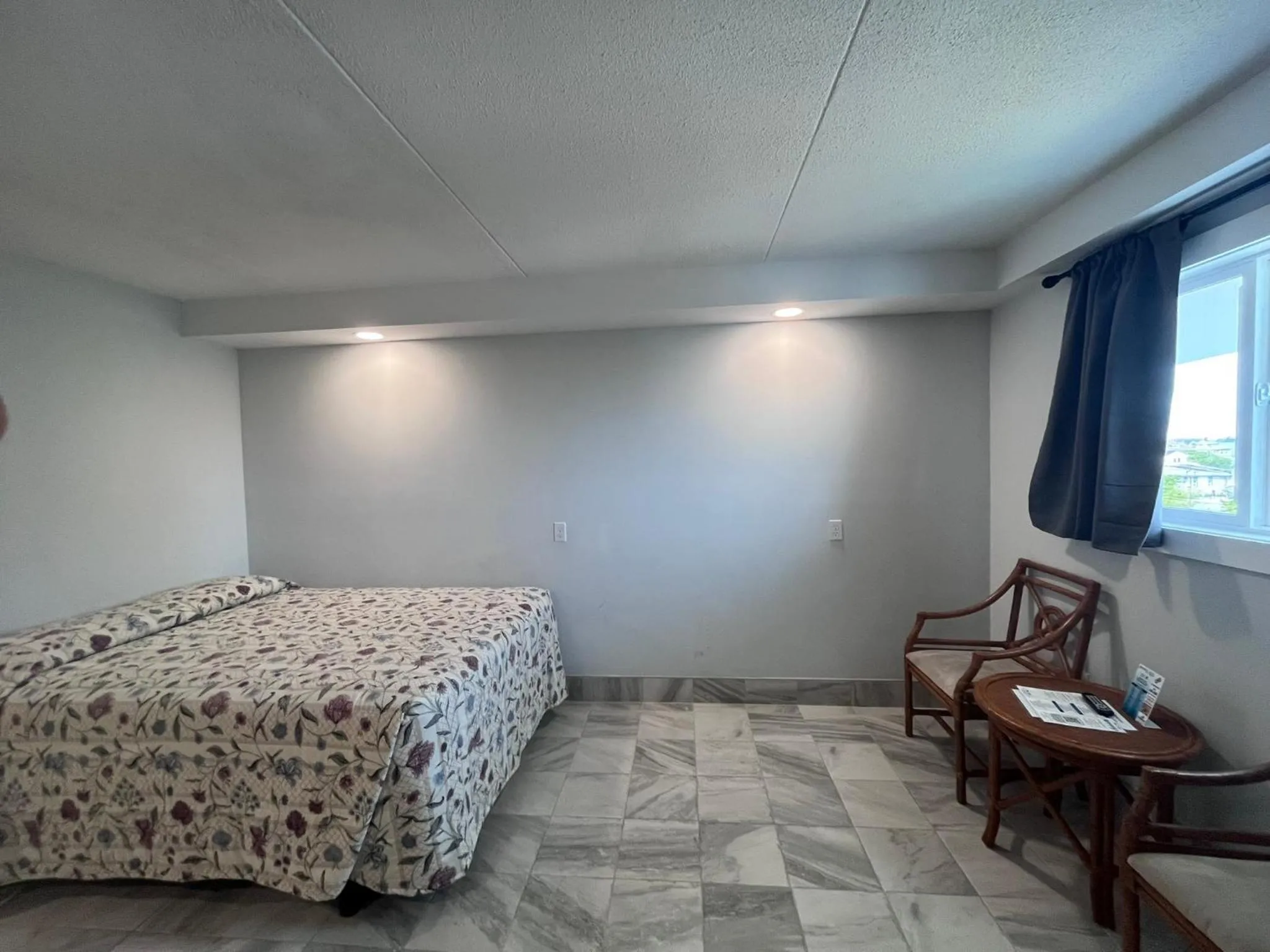 Living room, Bed in Admiral Resort Motel