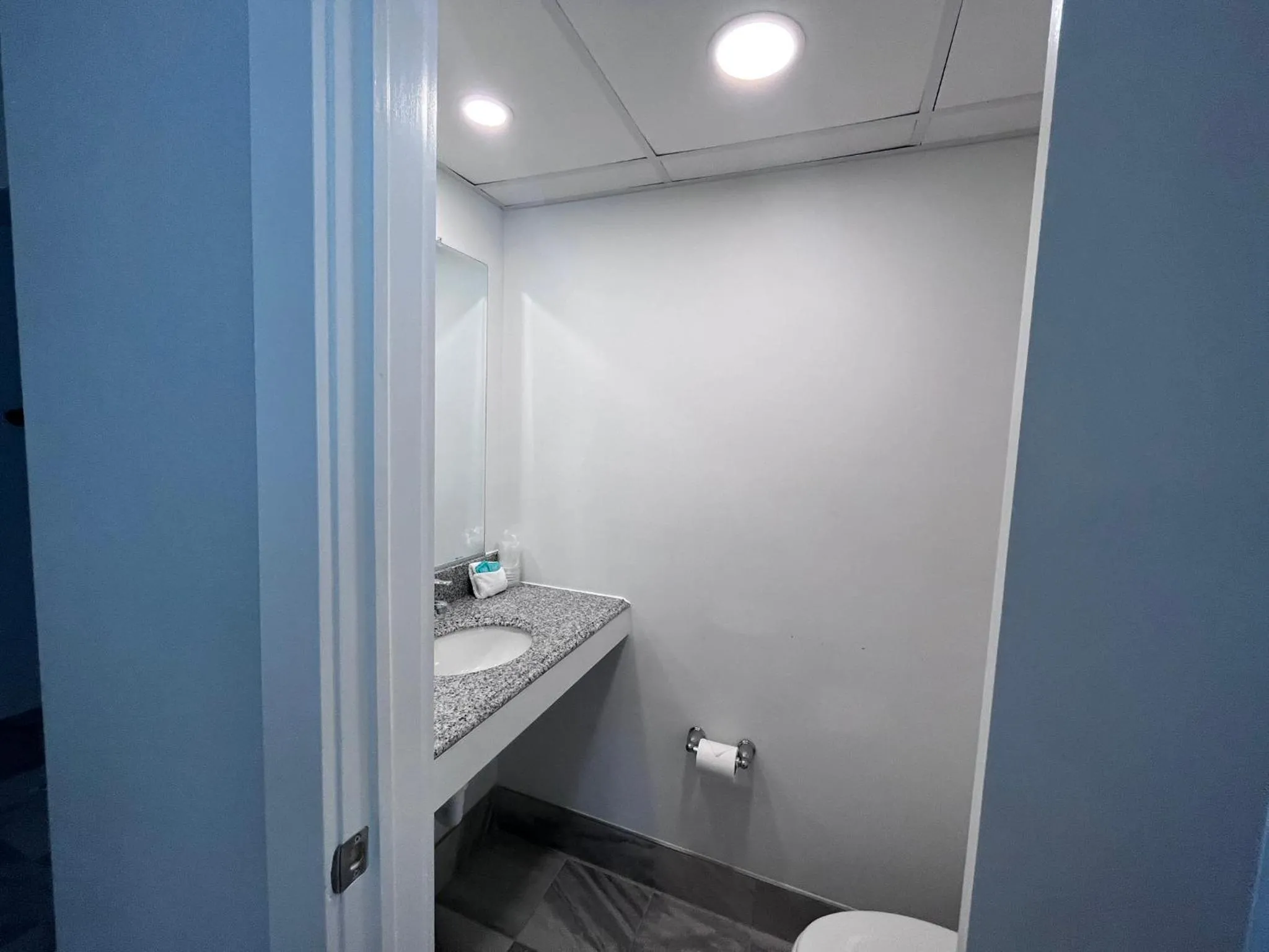 Bathroom in Admiral Resort Motel