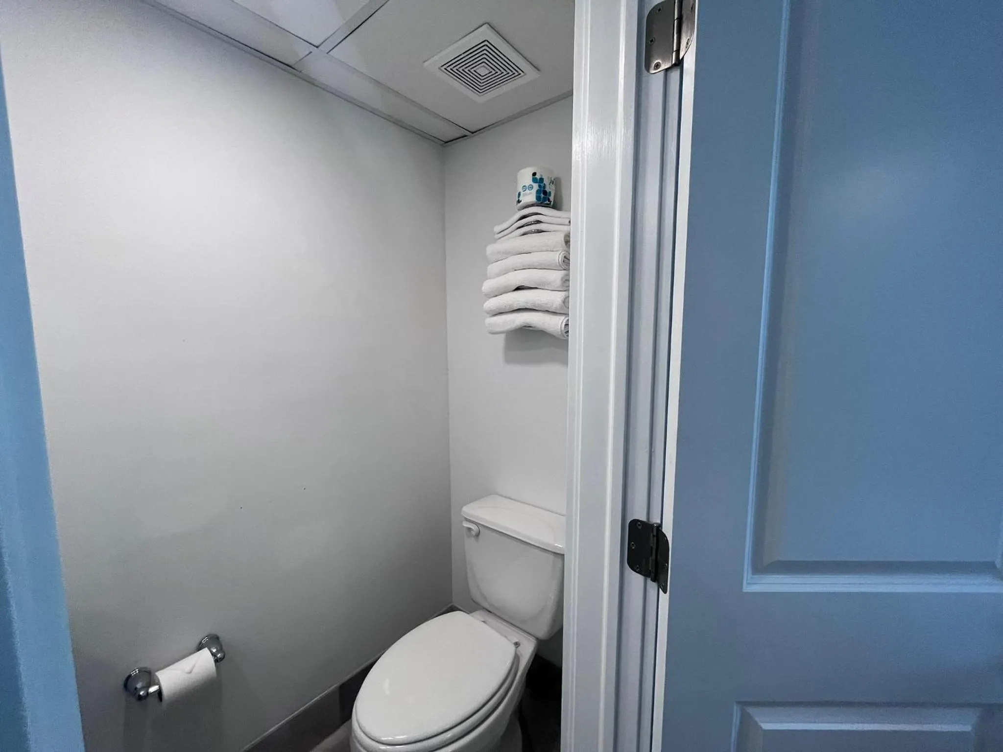 Bathroom in Admiral Resort Motel