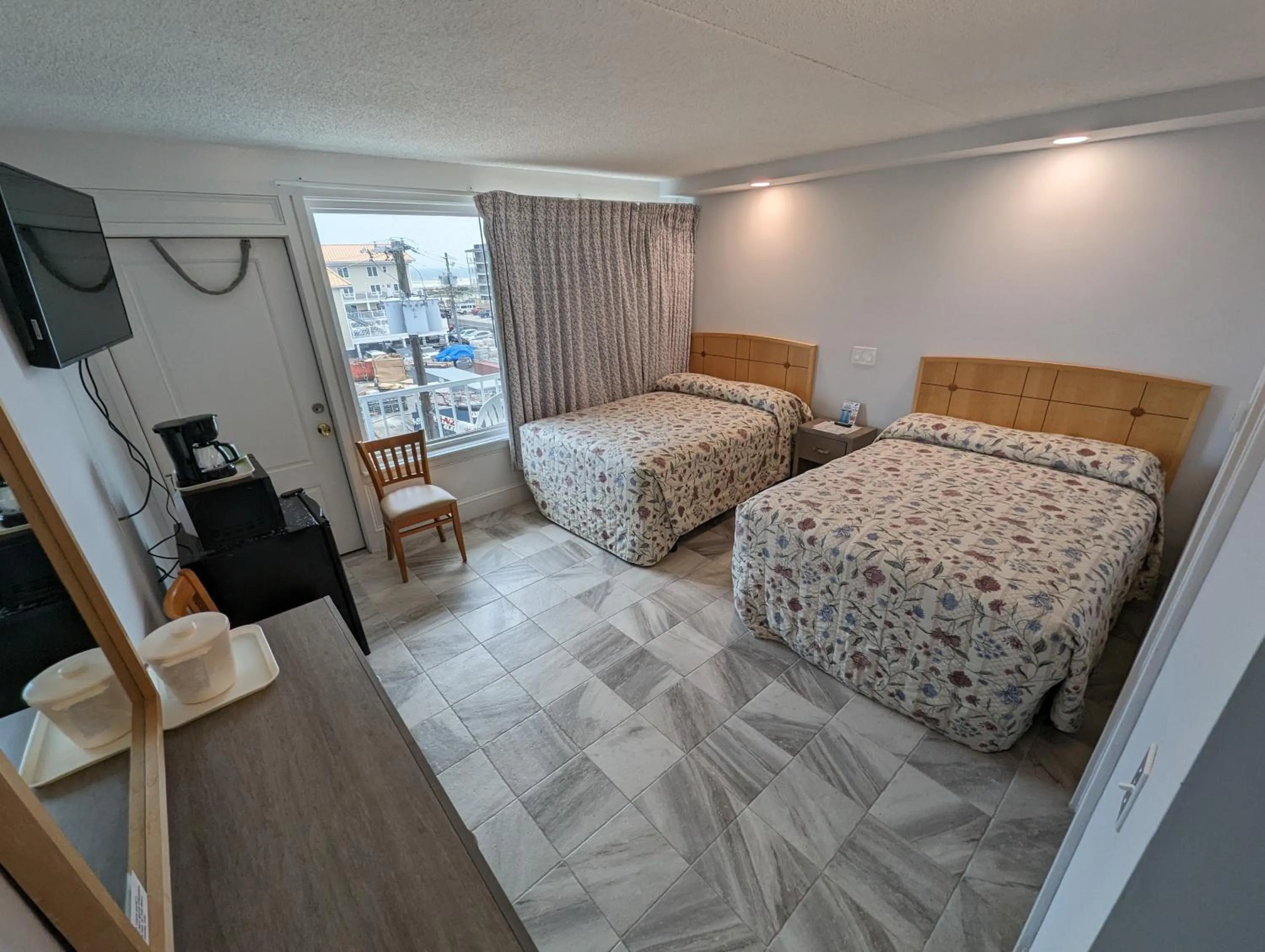 Bed in Admiral Resort Motel