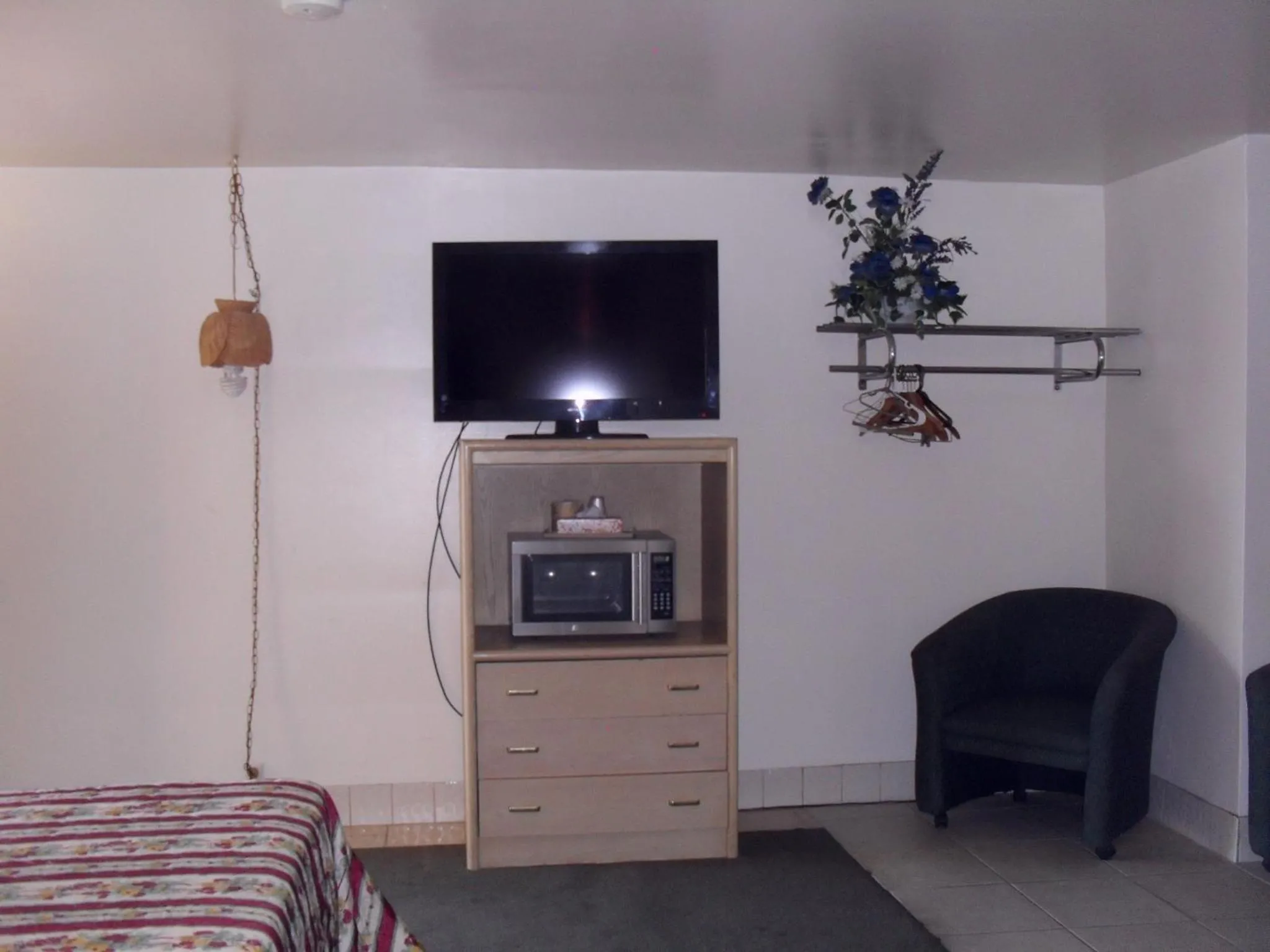 TV and multimedia, Bed in Budget Inn of Boron