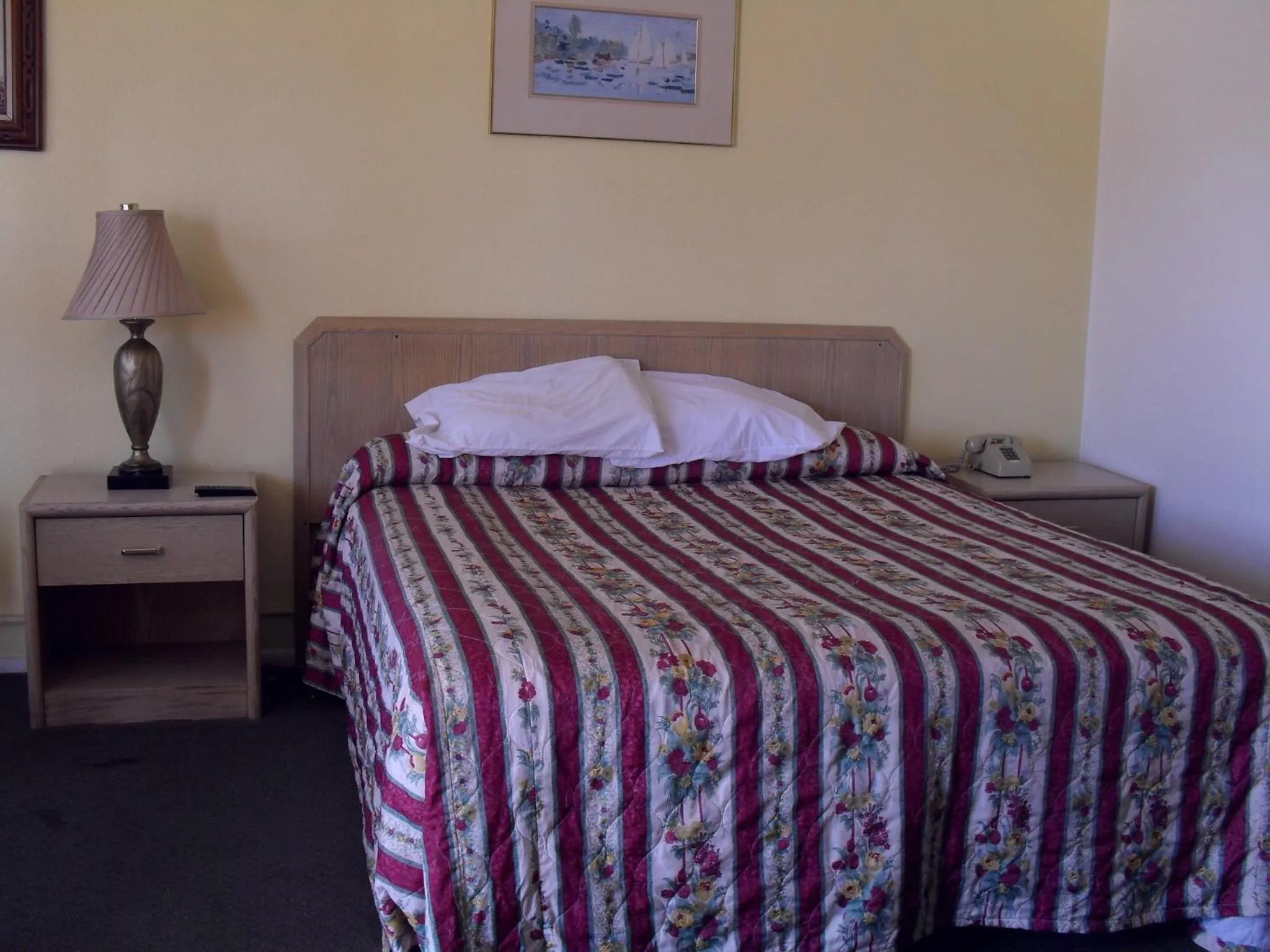 Bedroom, Bed in Budget Inn of Boron