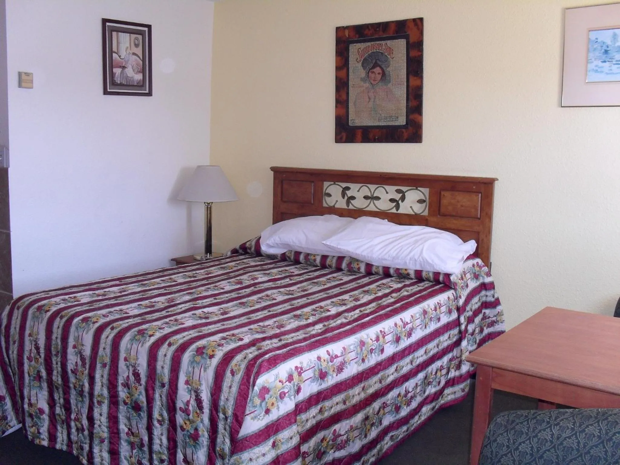 Bedroom, Bed in Budget Inn of Boron