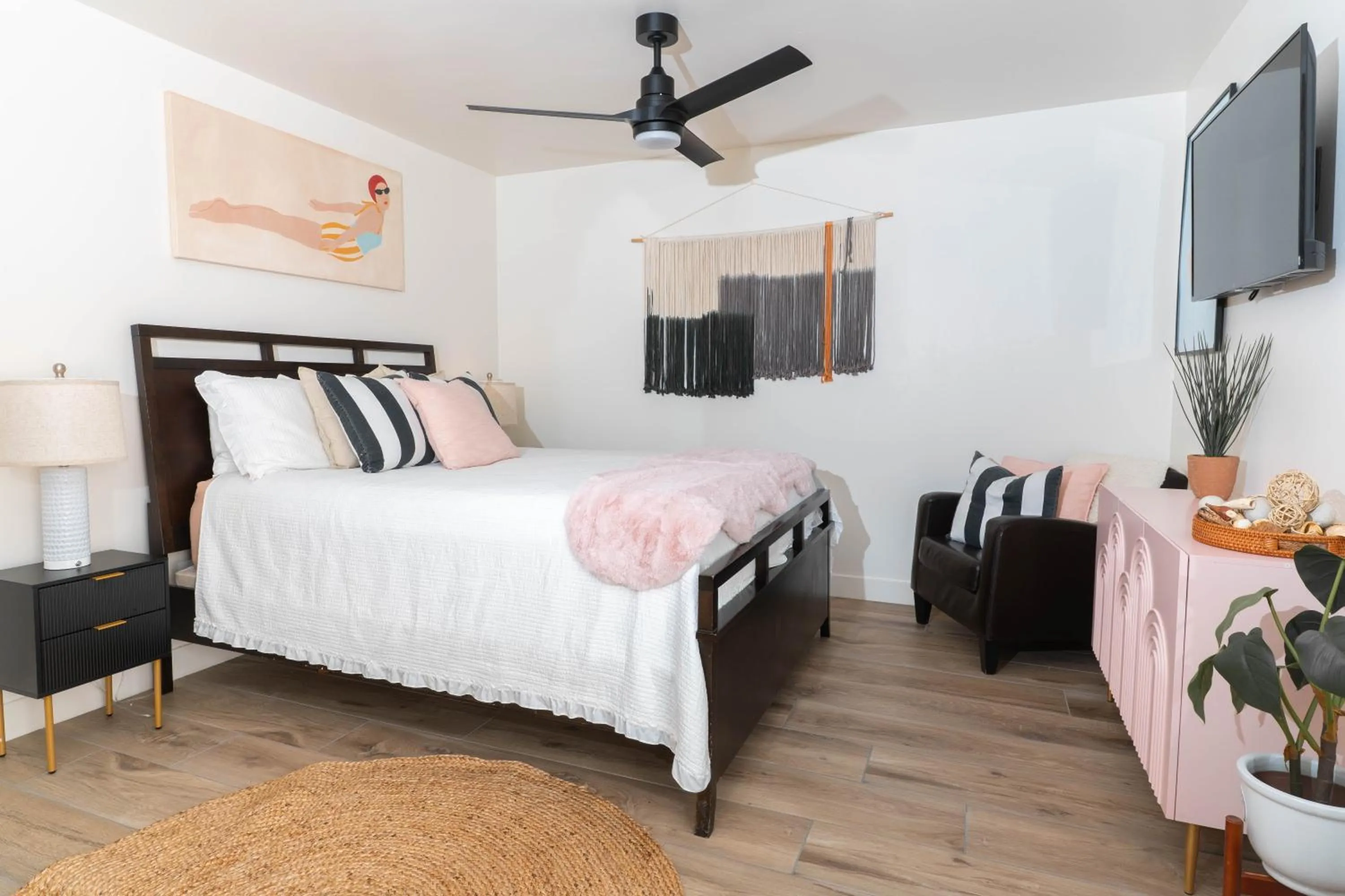 TV and multimedia, Bed in Beachwalk Villas