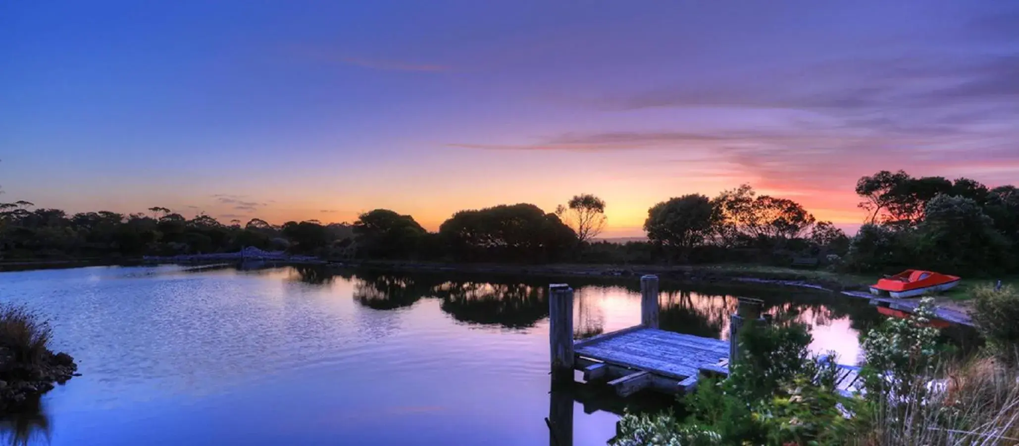 Spring in Stanley Lakeside Spa Cabins Spring in Stanley Lakeside Spa Cabins
