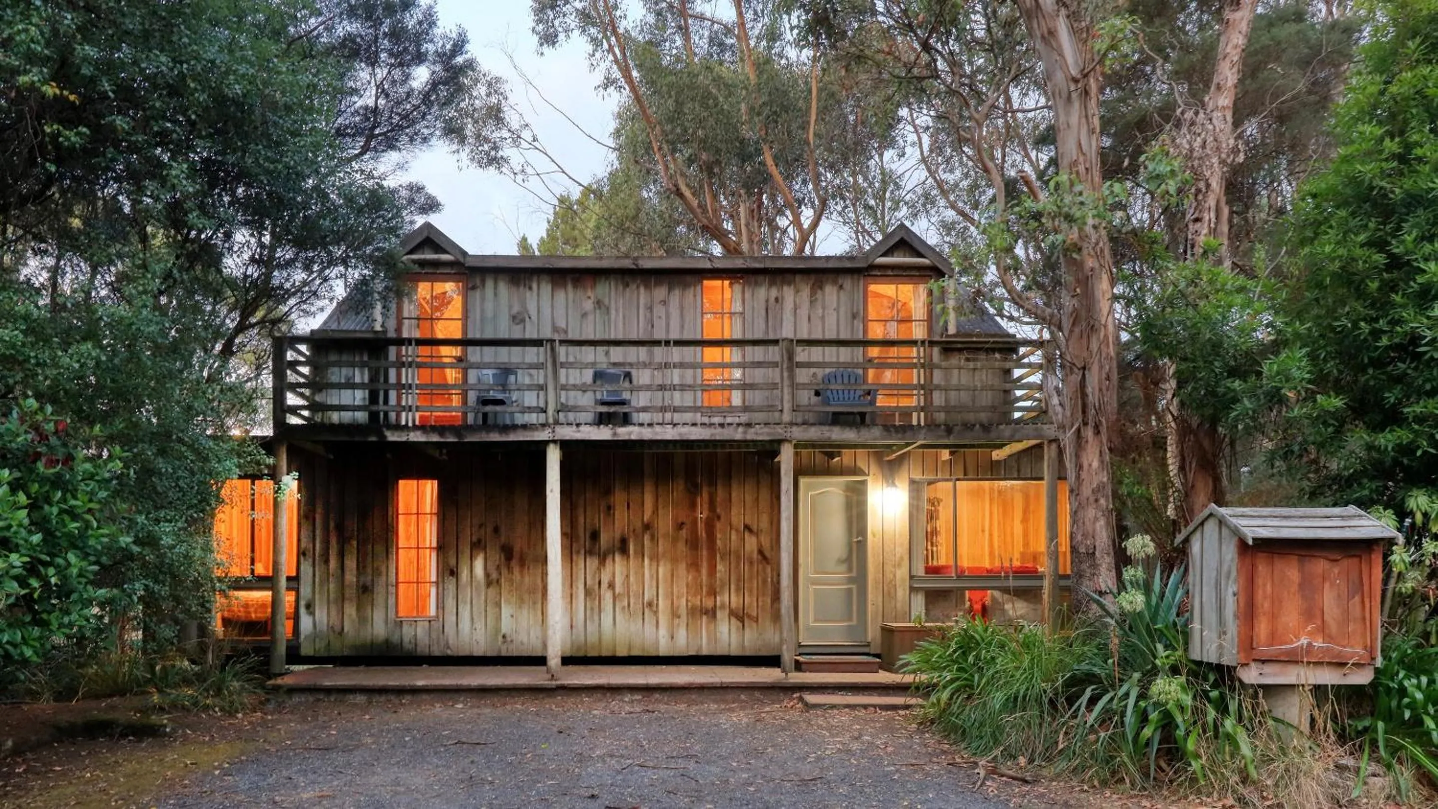 Property building in Crayfish Creek Van & Cabin Park