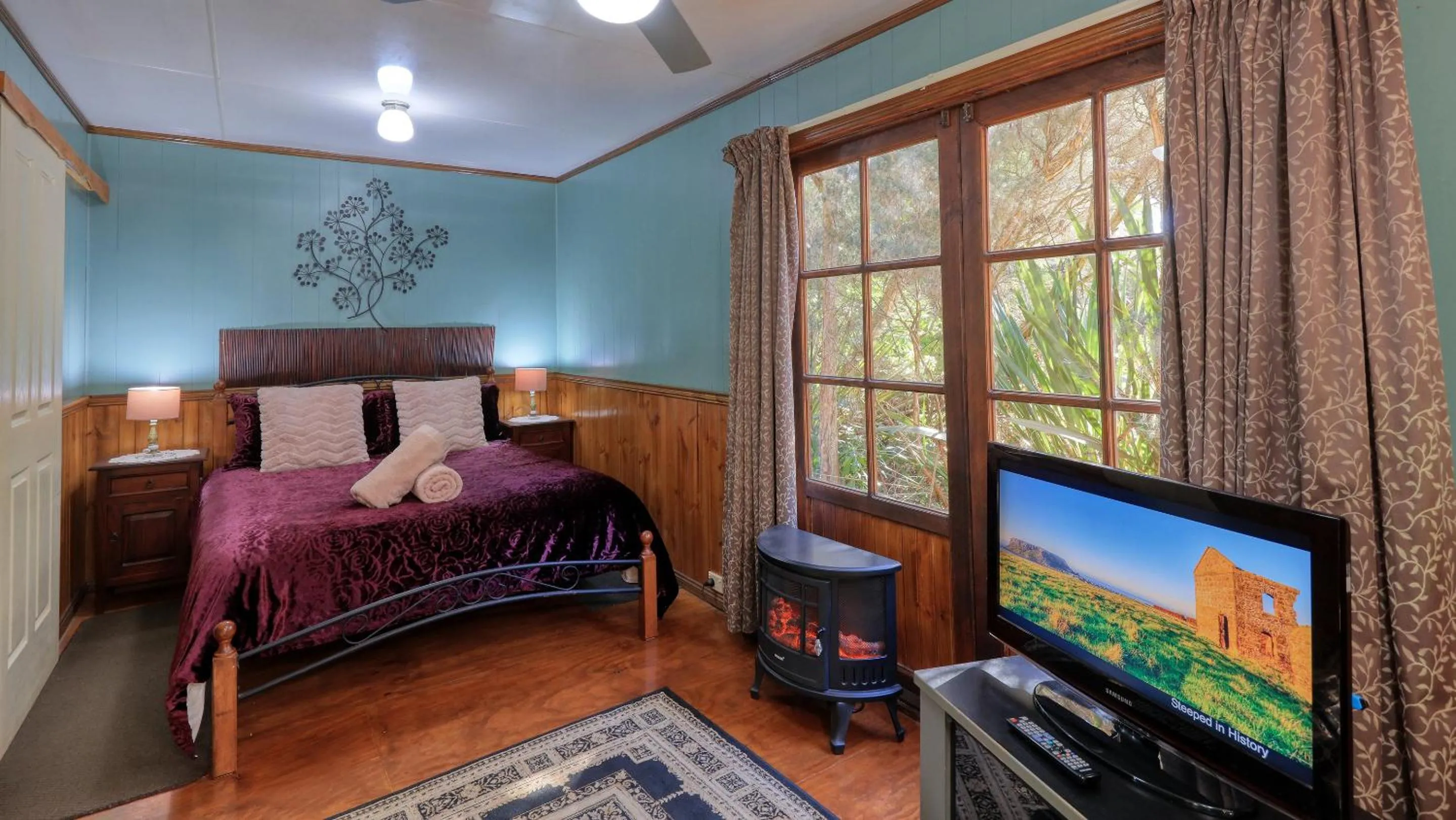 Bed in Crayfish Creek Van & Cabin Park