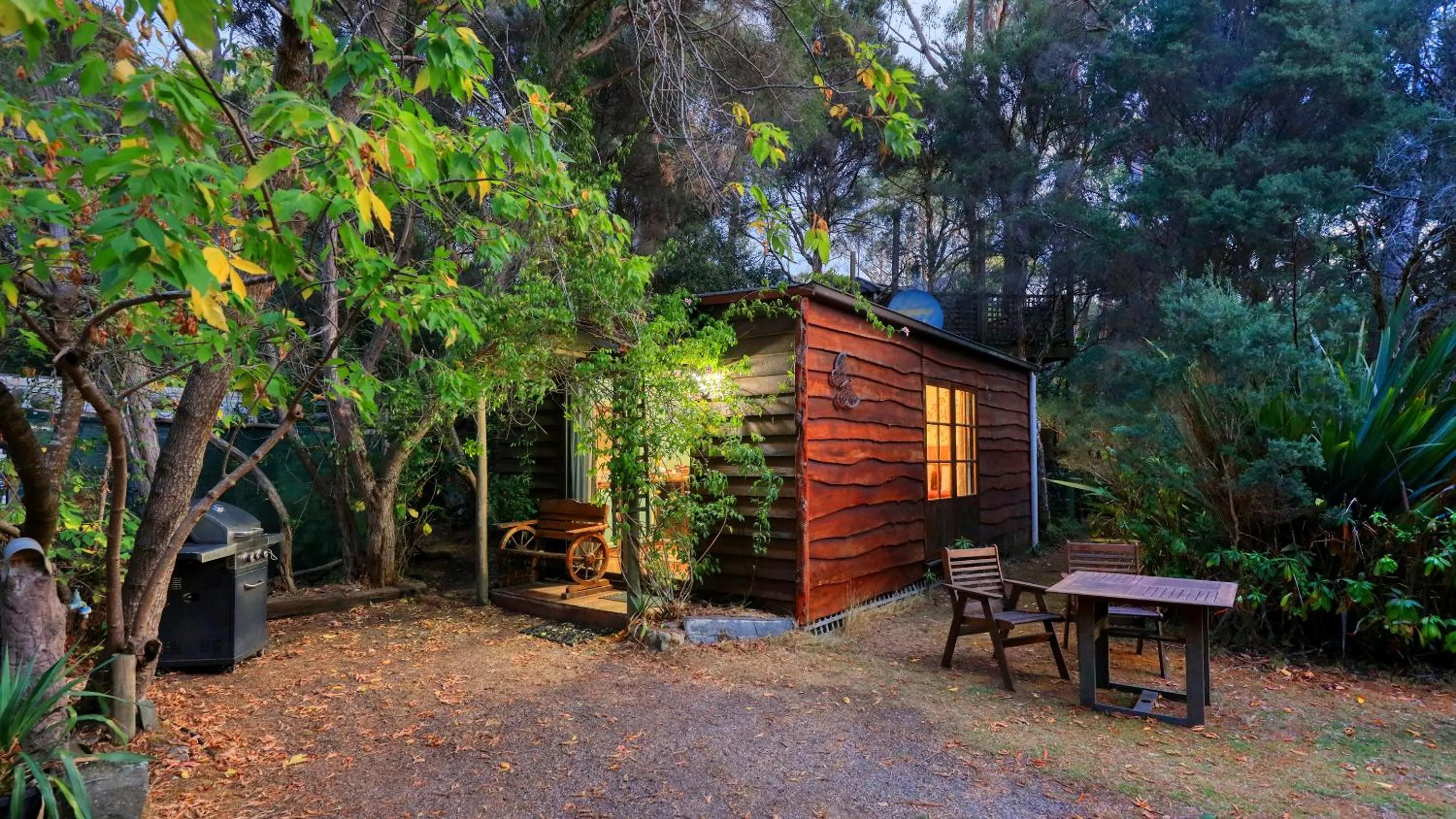 Property building in Crayfish Creek Van & Cabin Park