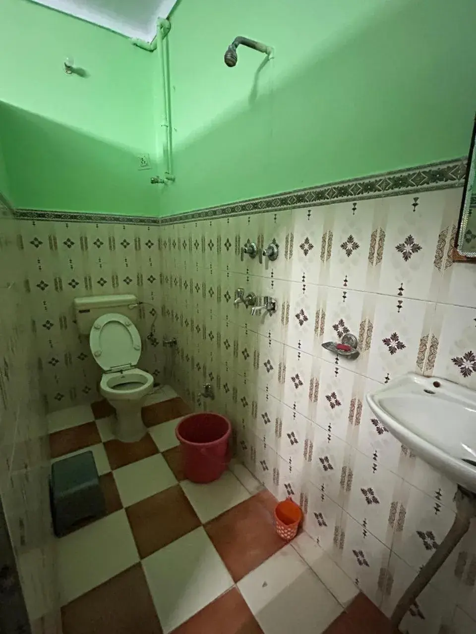 Shower in Priya guest house pushkar Shower in Priya guest house pushkar