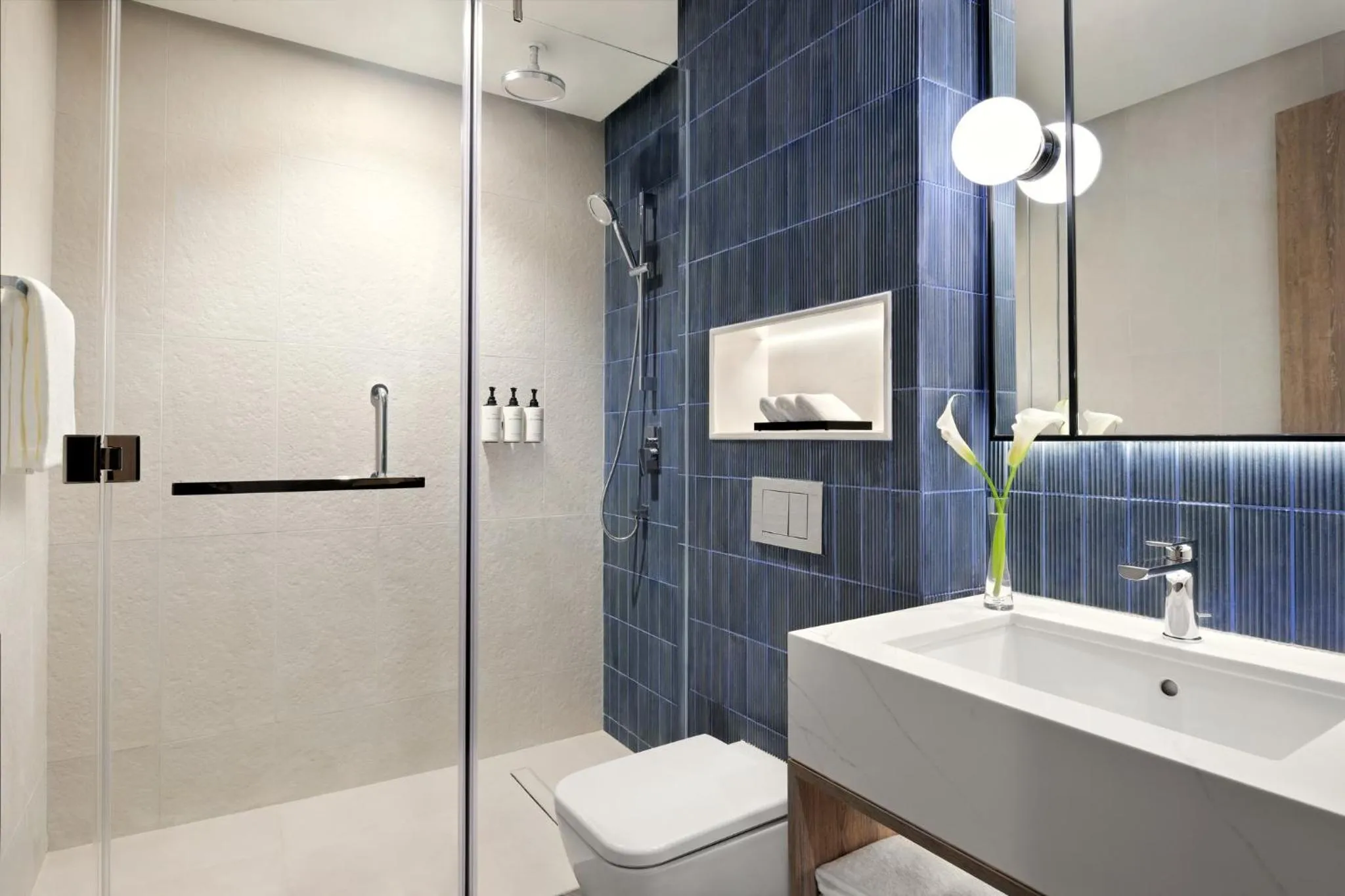 Photo of the whole room in InterContinental Dubai Marina by IHG