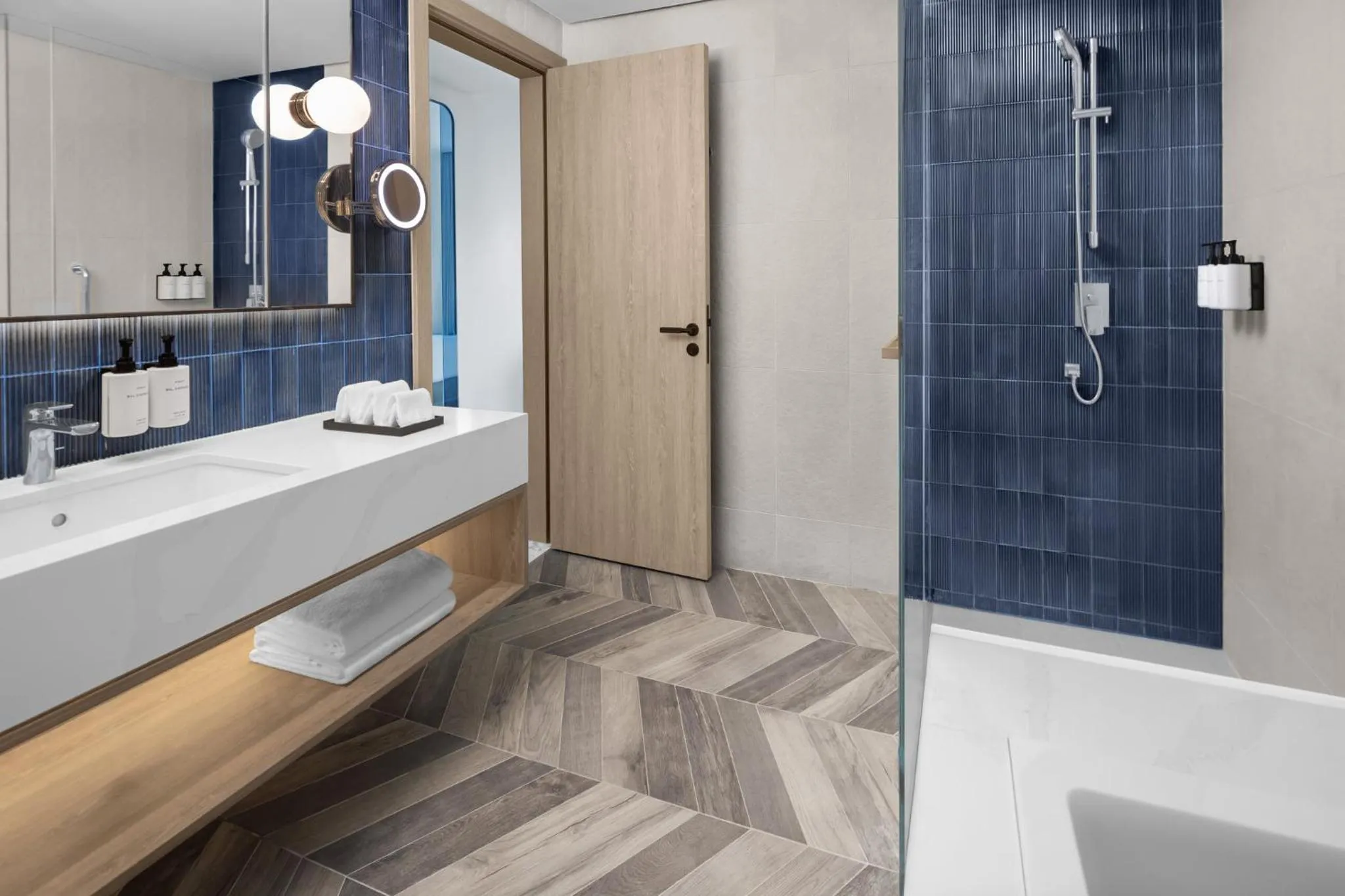 Photo of the whole room in InterContinental Dubai Marina by IHG