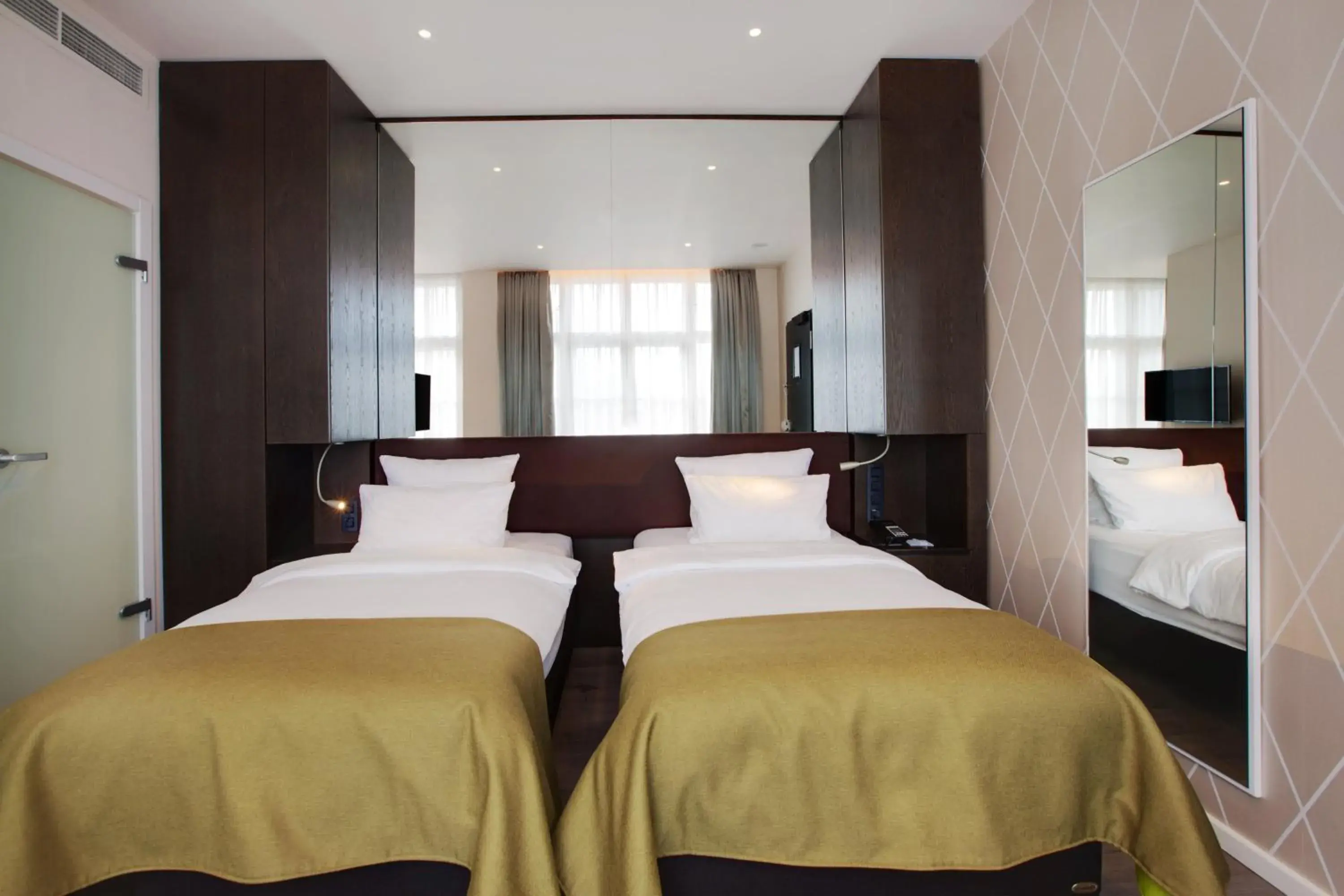 Photo of the whole room, Bed in Holiday Inn Dresden - Am Zwinger by IHG Photo of the whole room, Bed in Holiday Inn Dresden - Am Zwinger by IHG