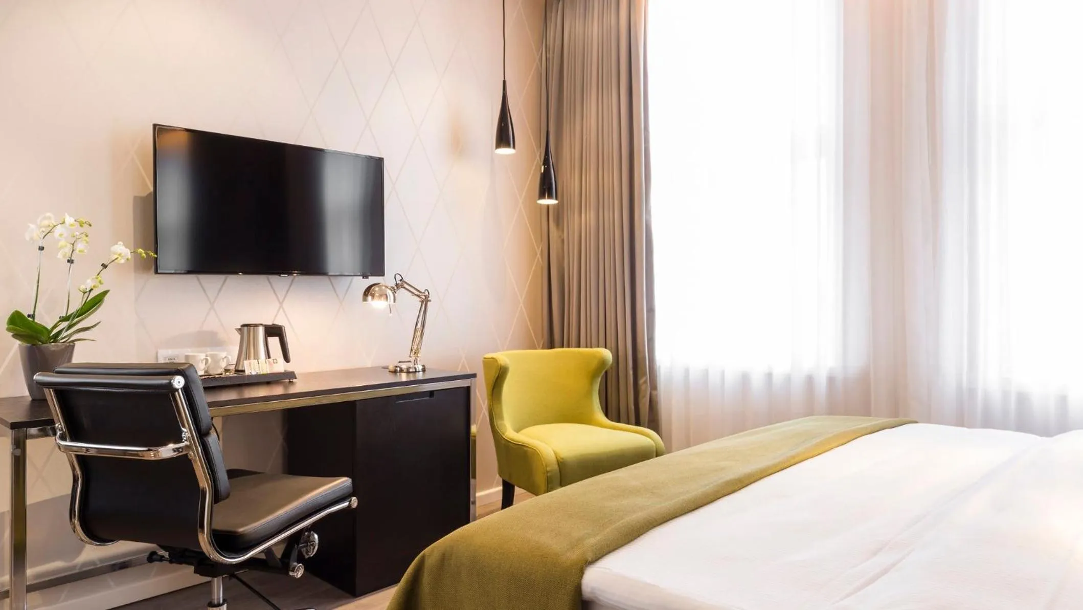 Photo of the whole room, Bed in Holiday Inn Dresden - Am Zwinger by IHG