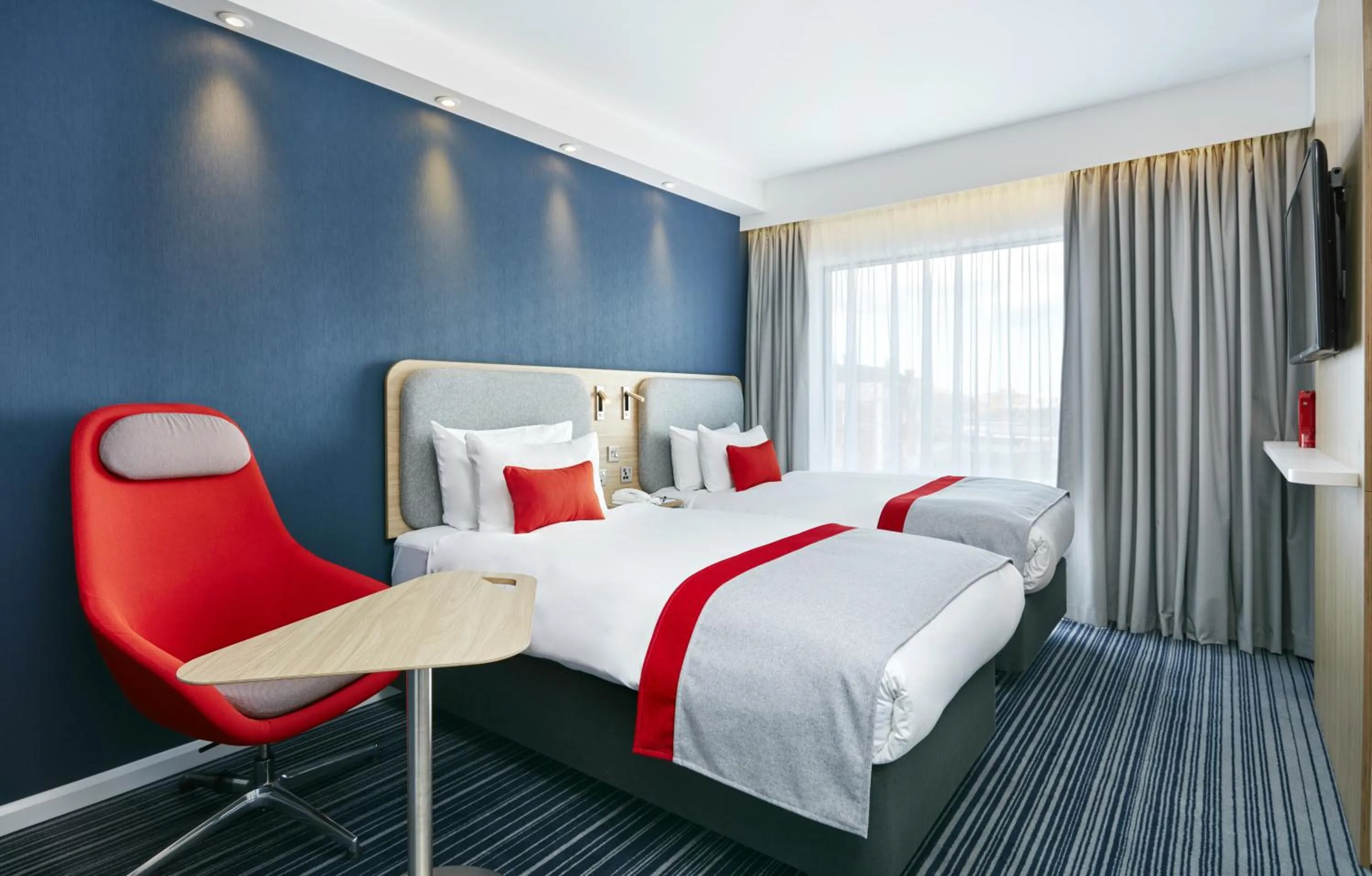 Photo of the whole room, Bed in Holiday Inn Express Grimsby by IHG