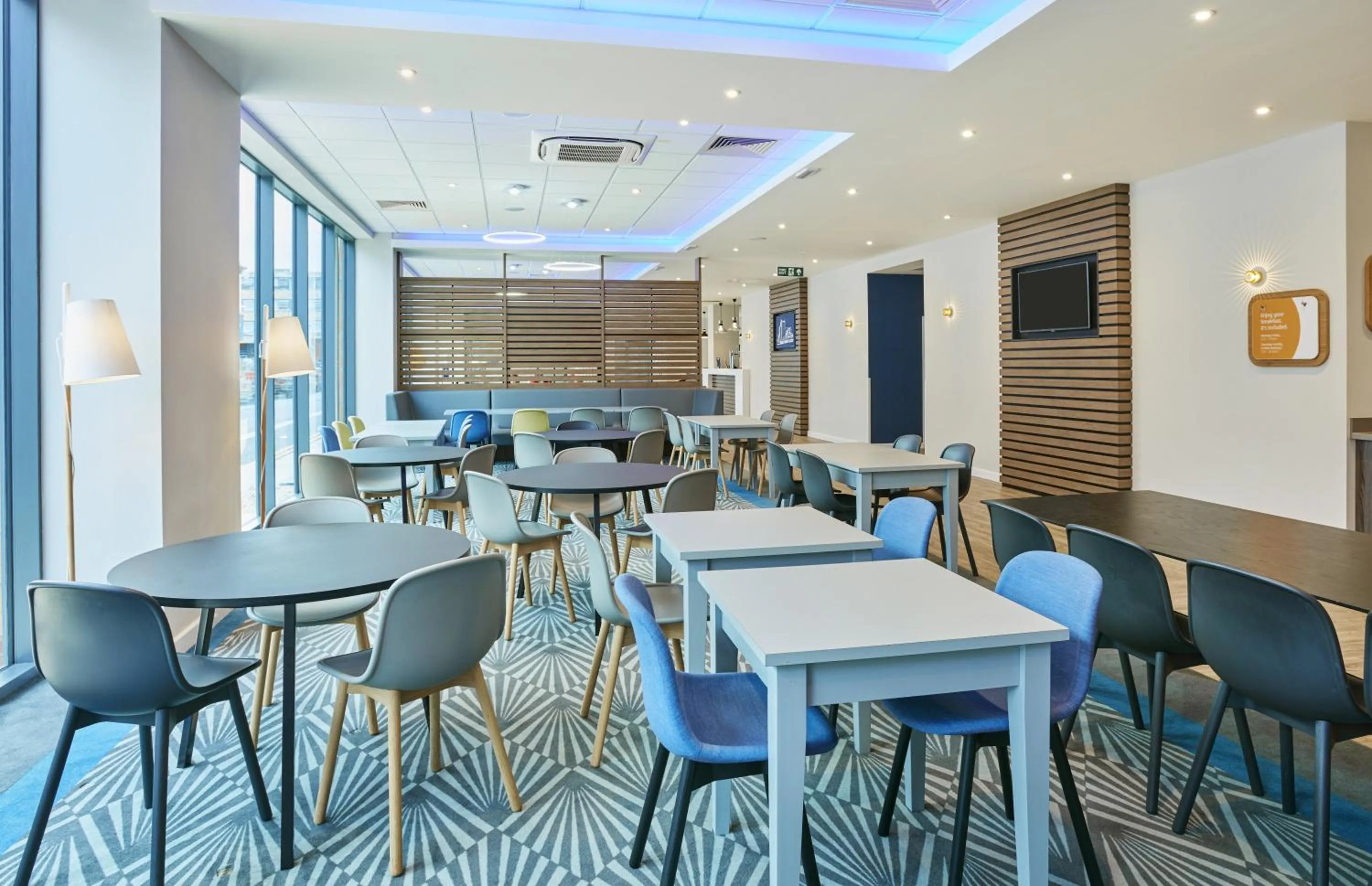 Lobby or reception in Holiday Inn Express Grimsby by IHG