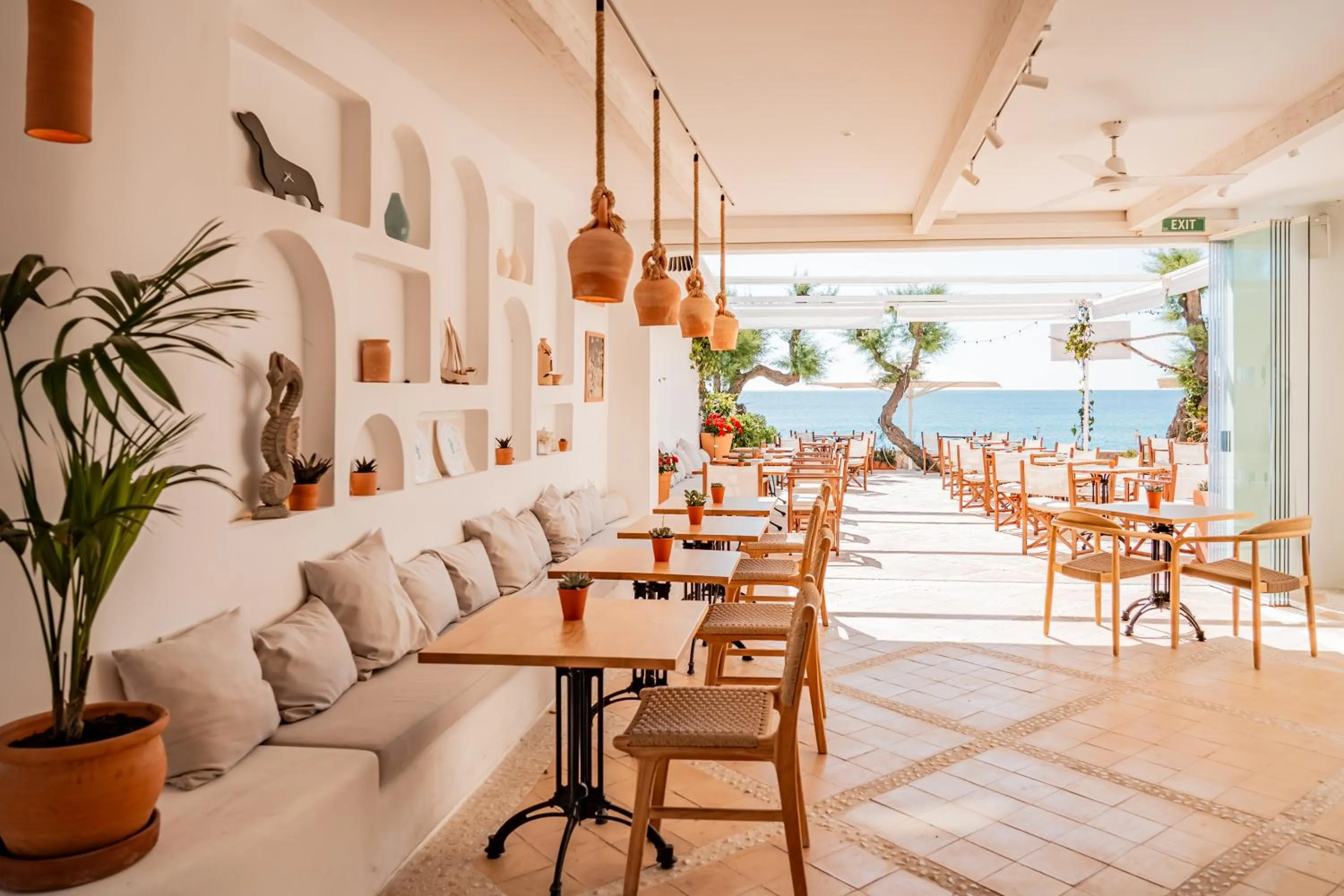 Restaurant/places to eat in The Sea Club