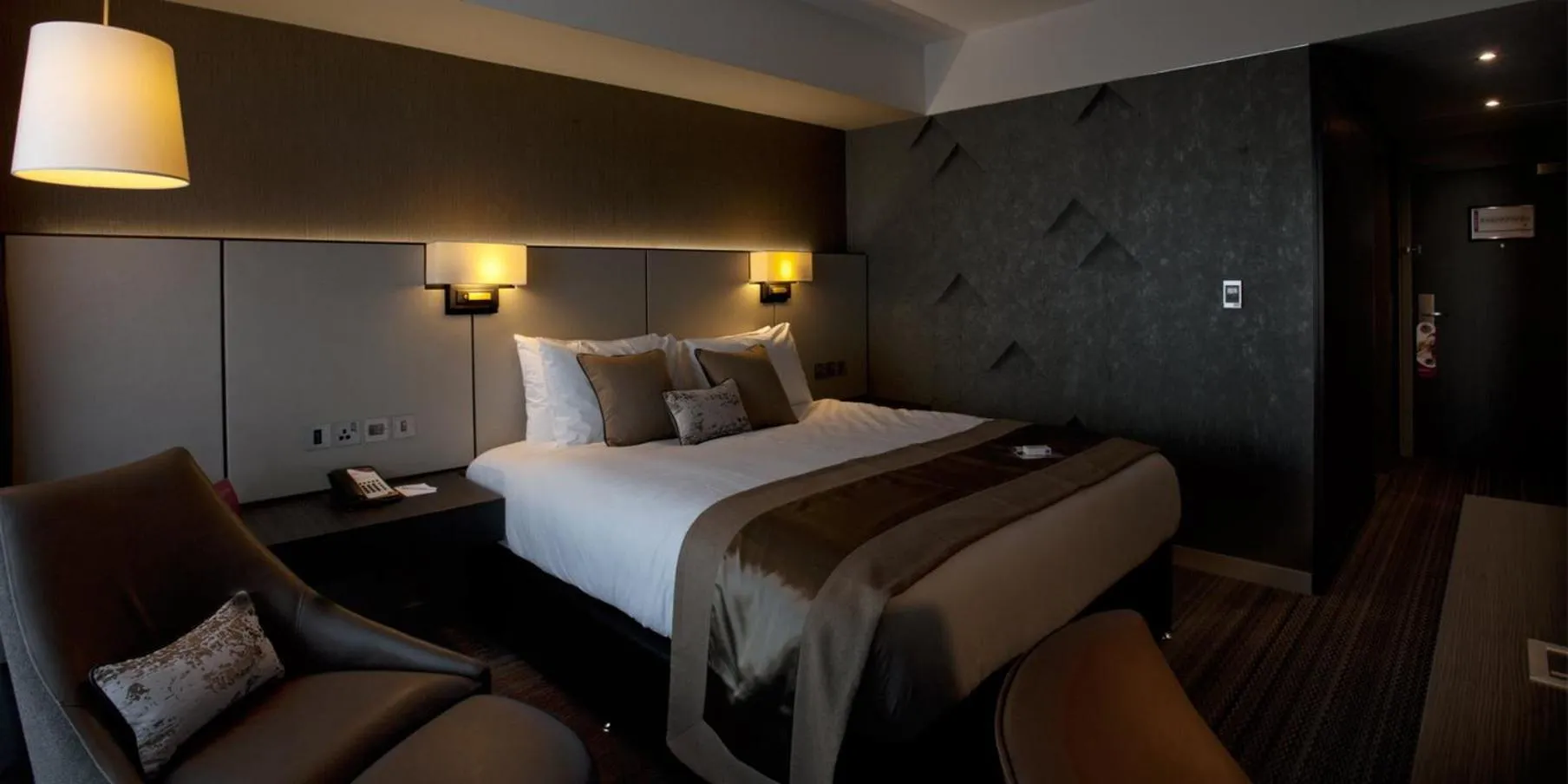 Photo of the whole room, Bed in Crowne Plaza Aberdeen Airport by IHG