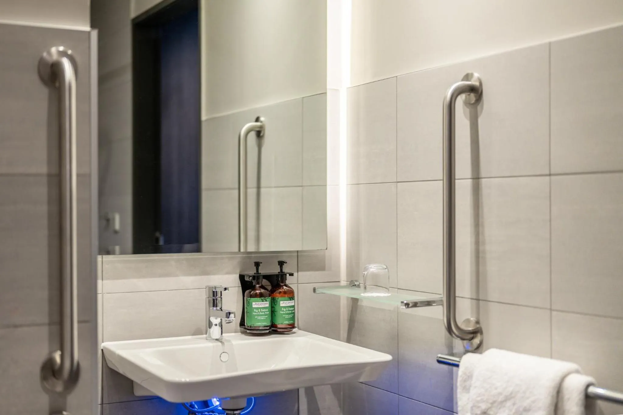 Photo of the whole room in Crowne Plaza Aberdeen Airport by IHG