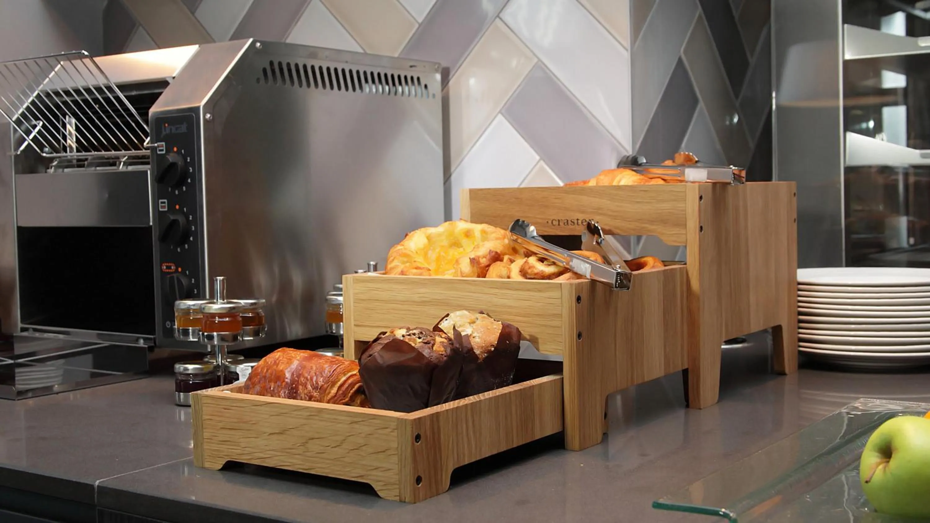 Breakfast in Crowne Plaza Aberdeen Airport by IHG