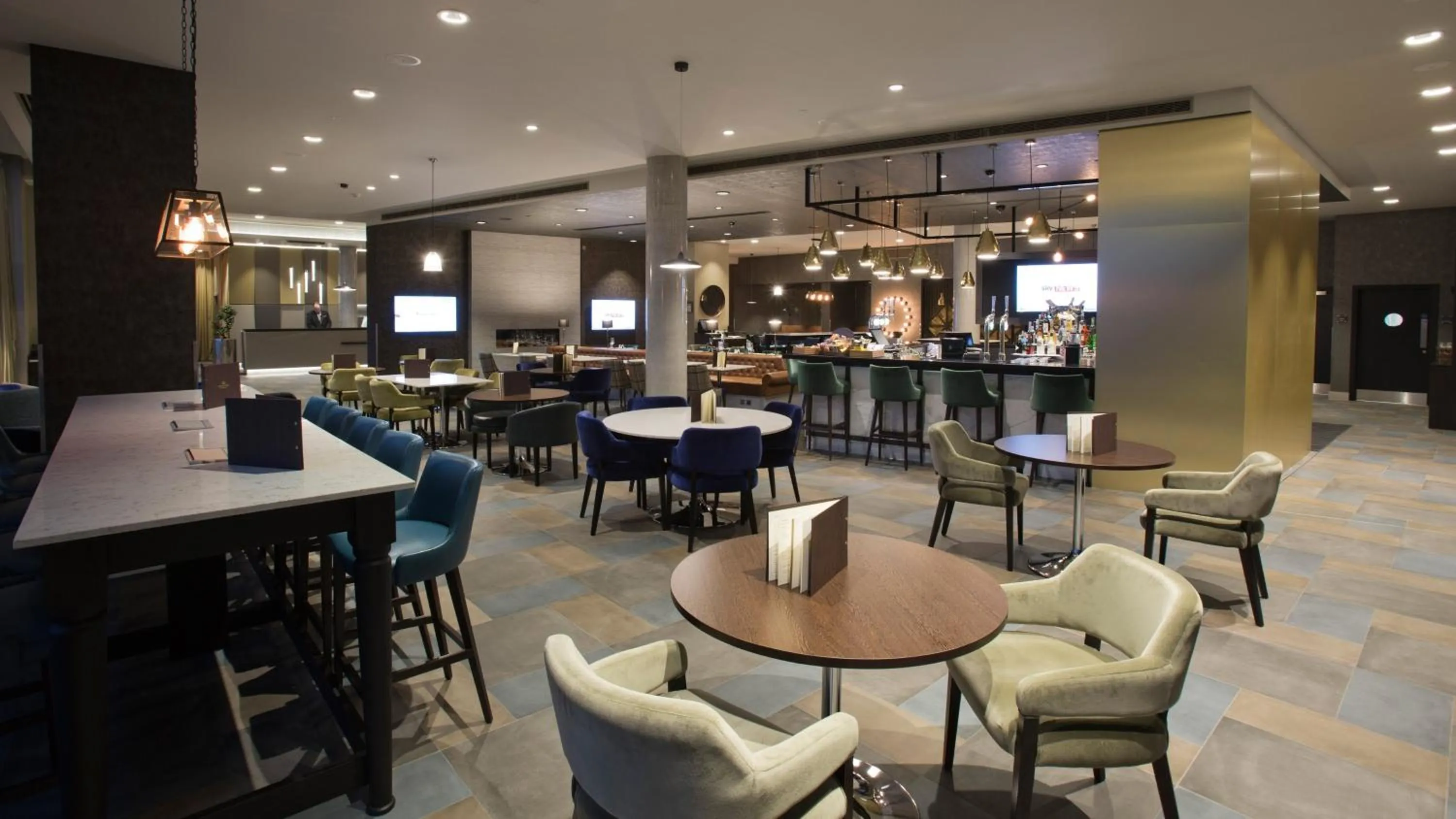 Lounge or bar in Crowne Plaza Aberdeen Airport by IHG