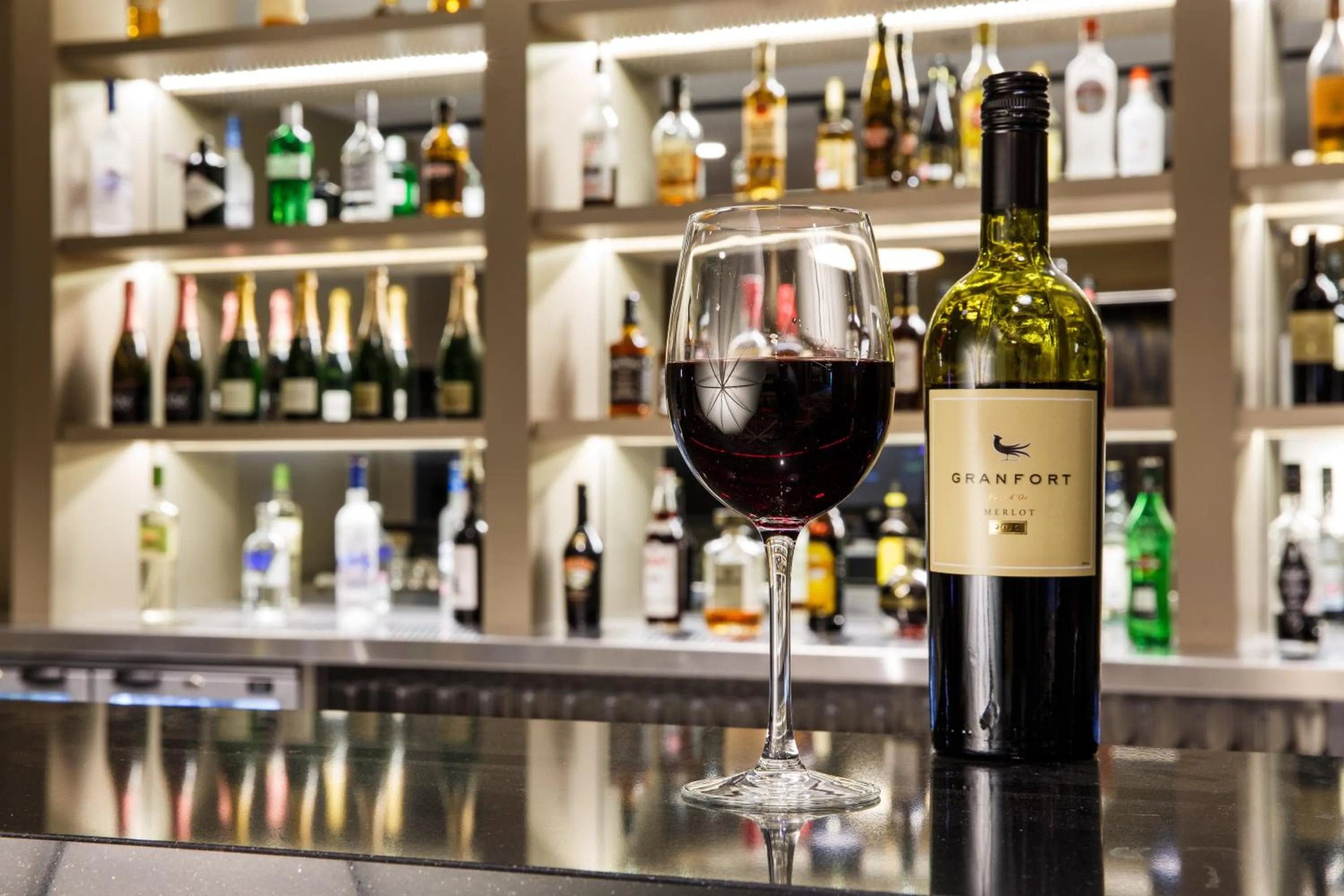 Lounge or bar in Crowne Plaza Aberdeen Airport by IHG