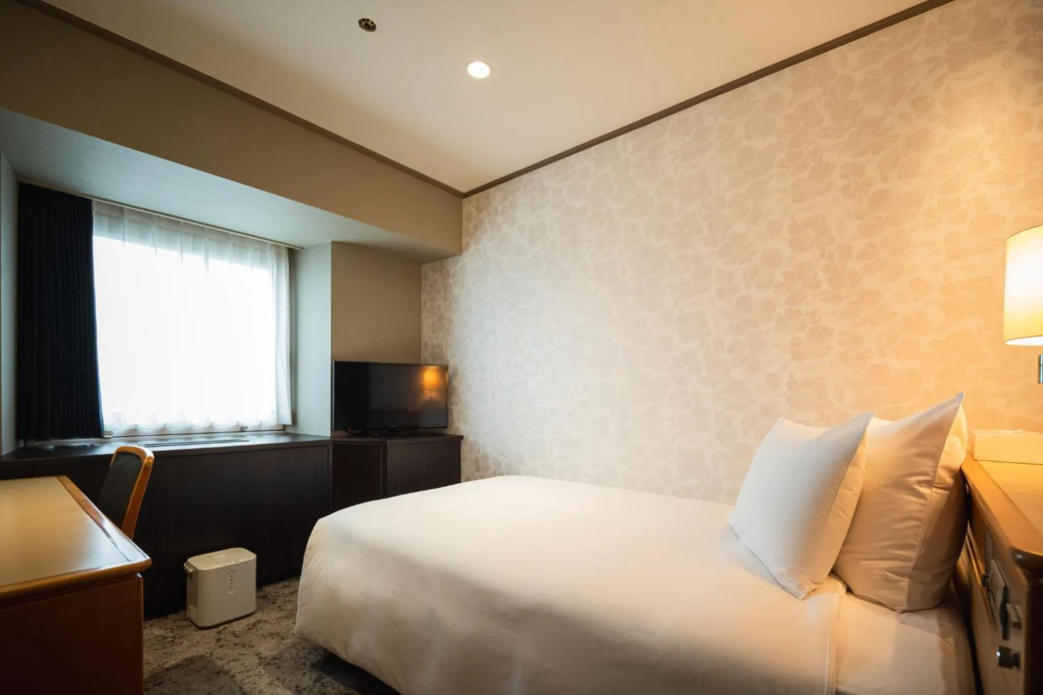 Photo of the whole room, Bed in ANA Crowne Plaza Matsuyama by IHG