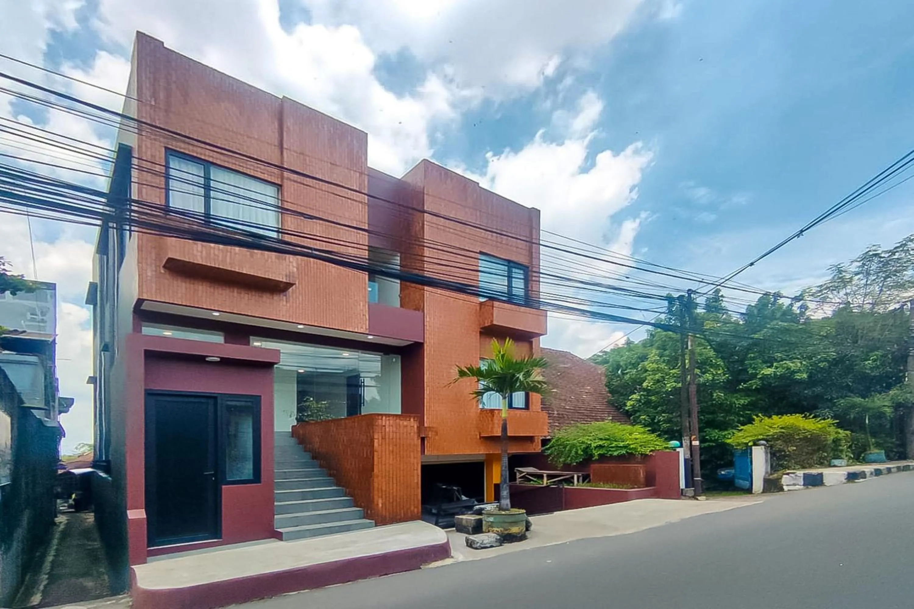 Facade/entrance in Sans Hotel Bogor