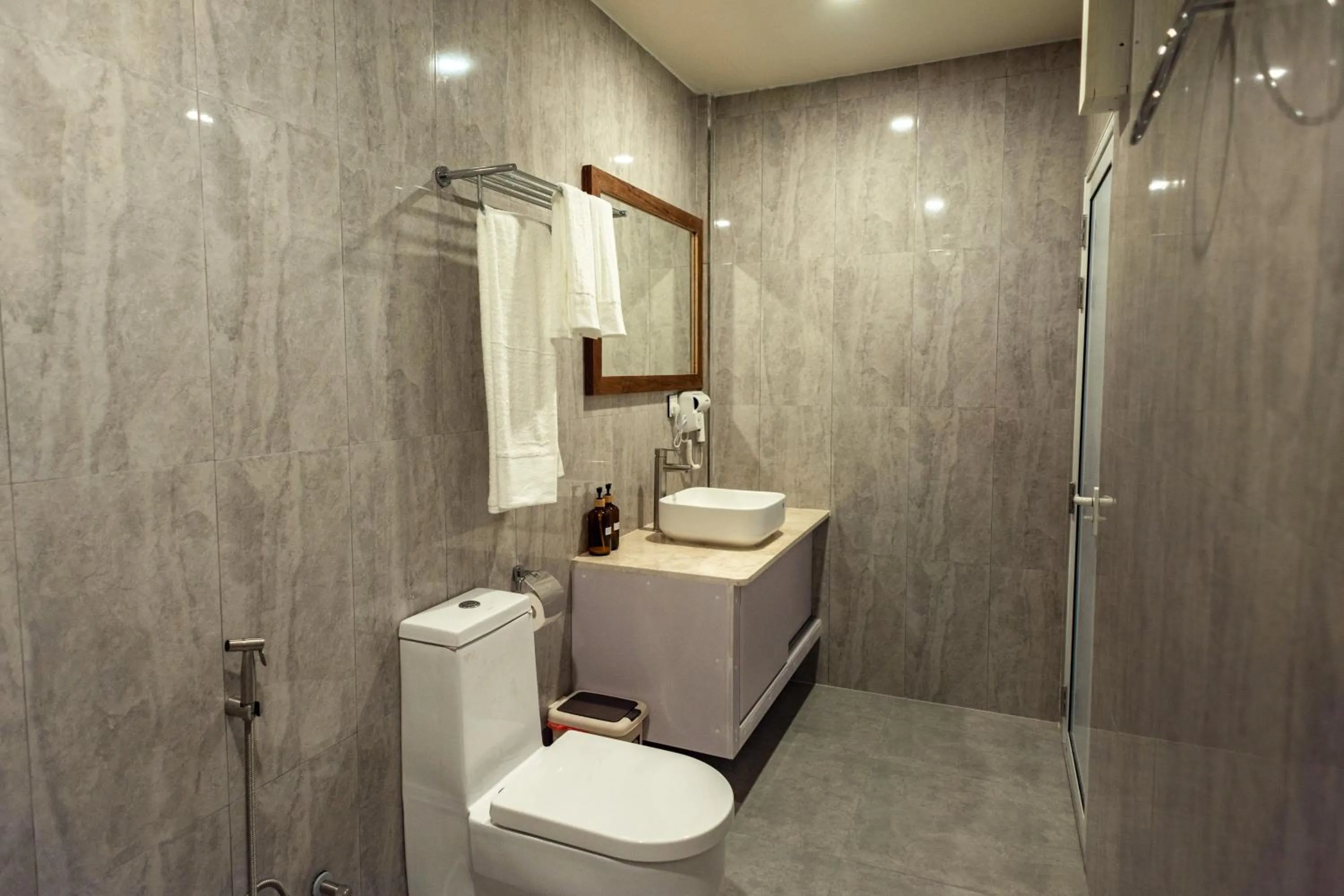 Shower in Horizon Dhigurah