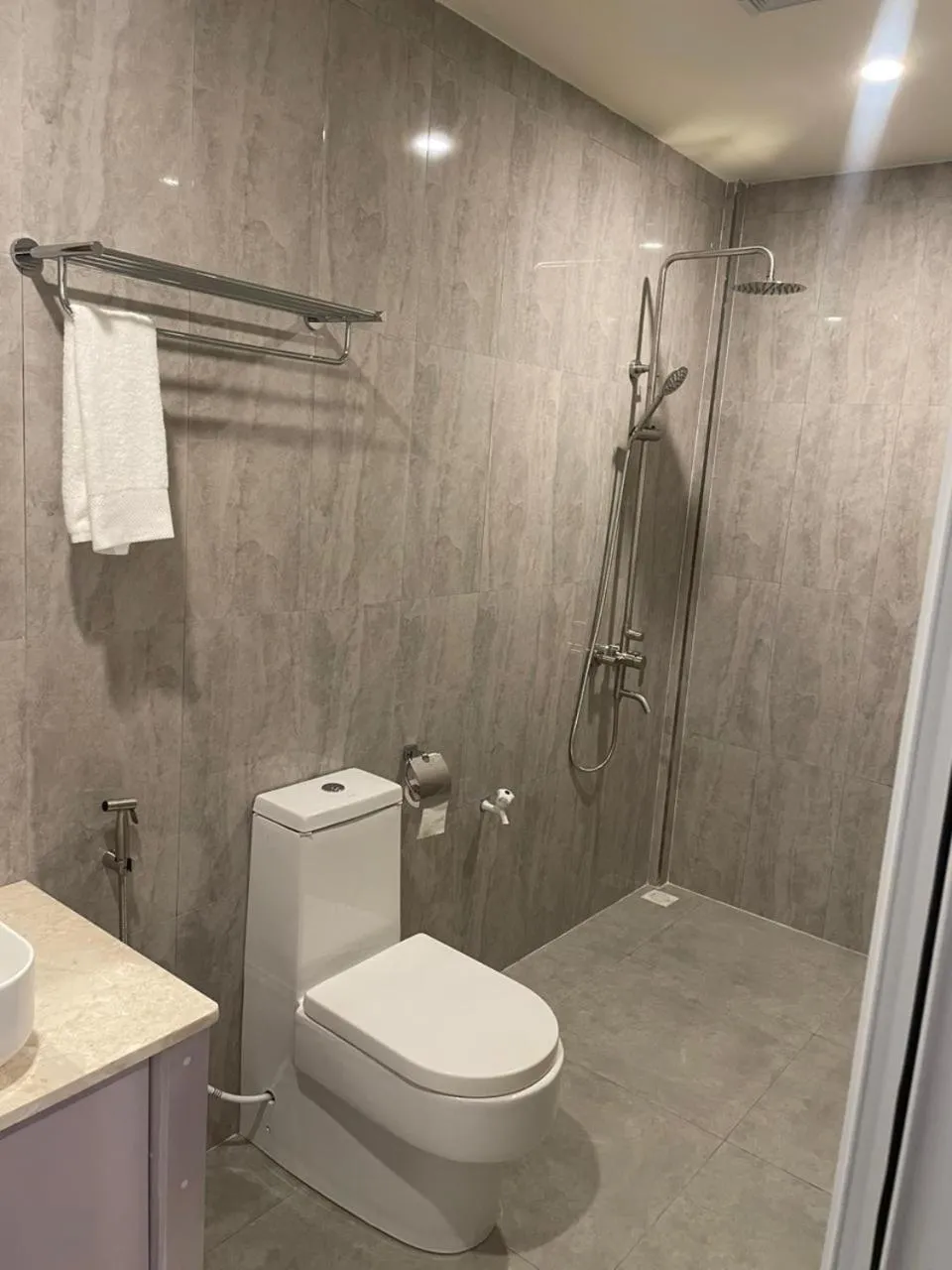 Shower in Horizon Dhigurah