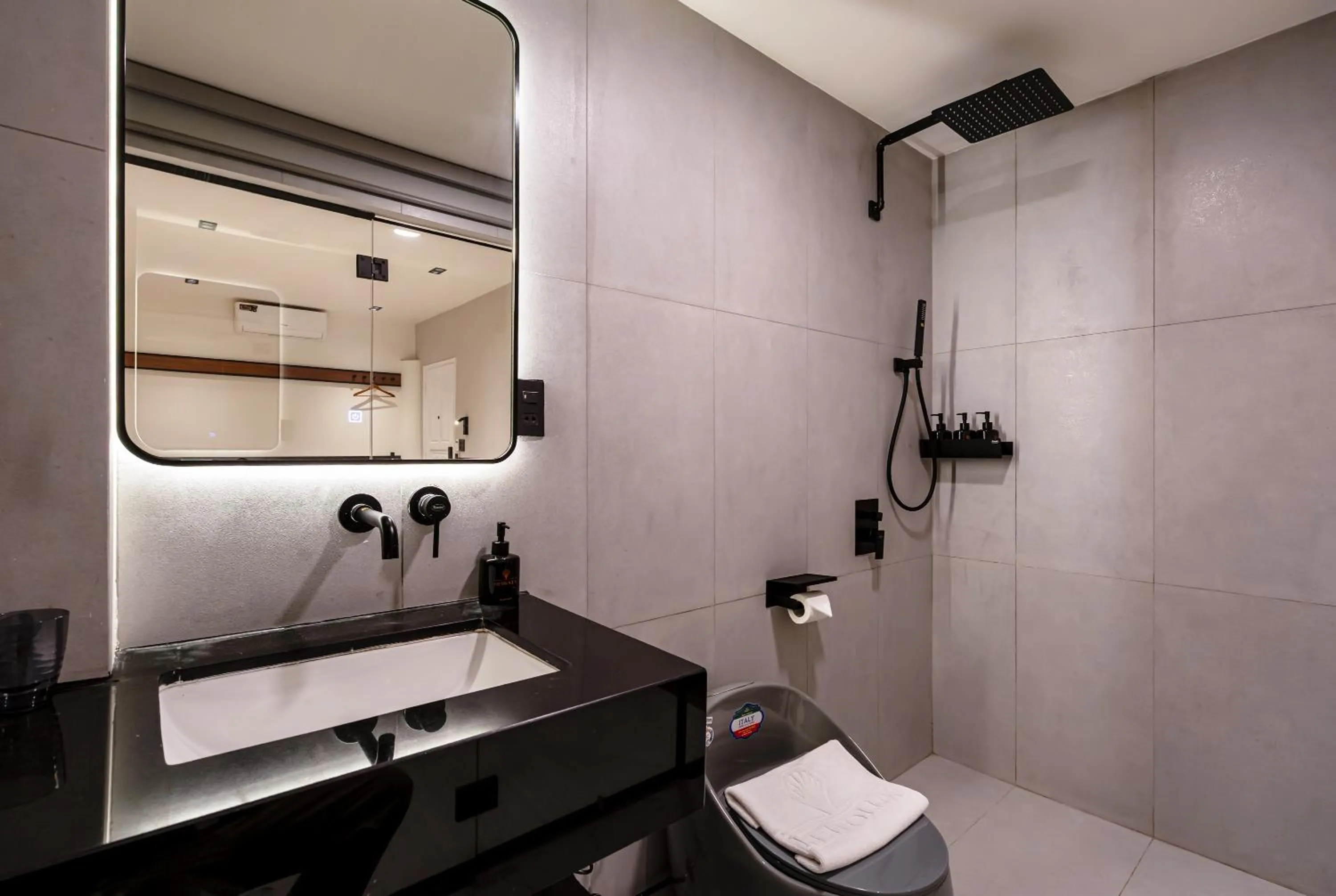 Metrolux City Contemporary Hotel