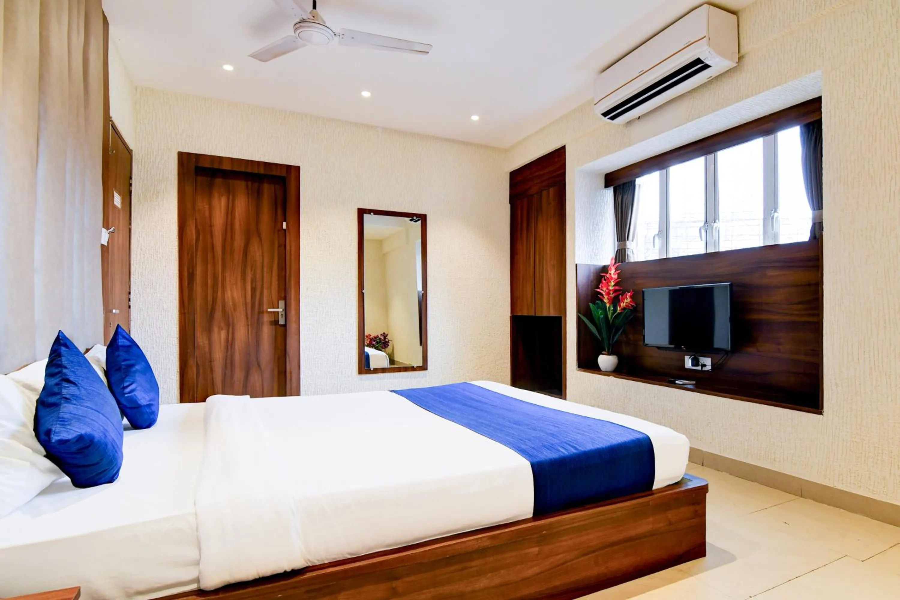 Communal lounge/ TV room, Bed in Hotel Brill View 500m From ITC Royal Kolkata