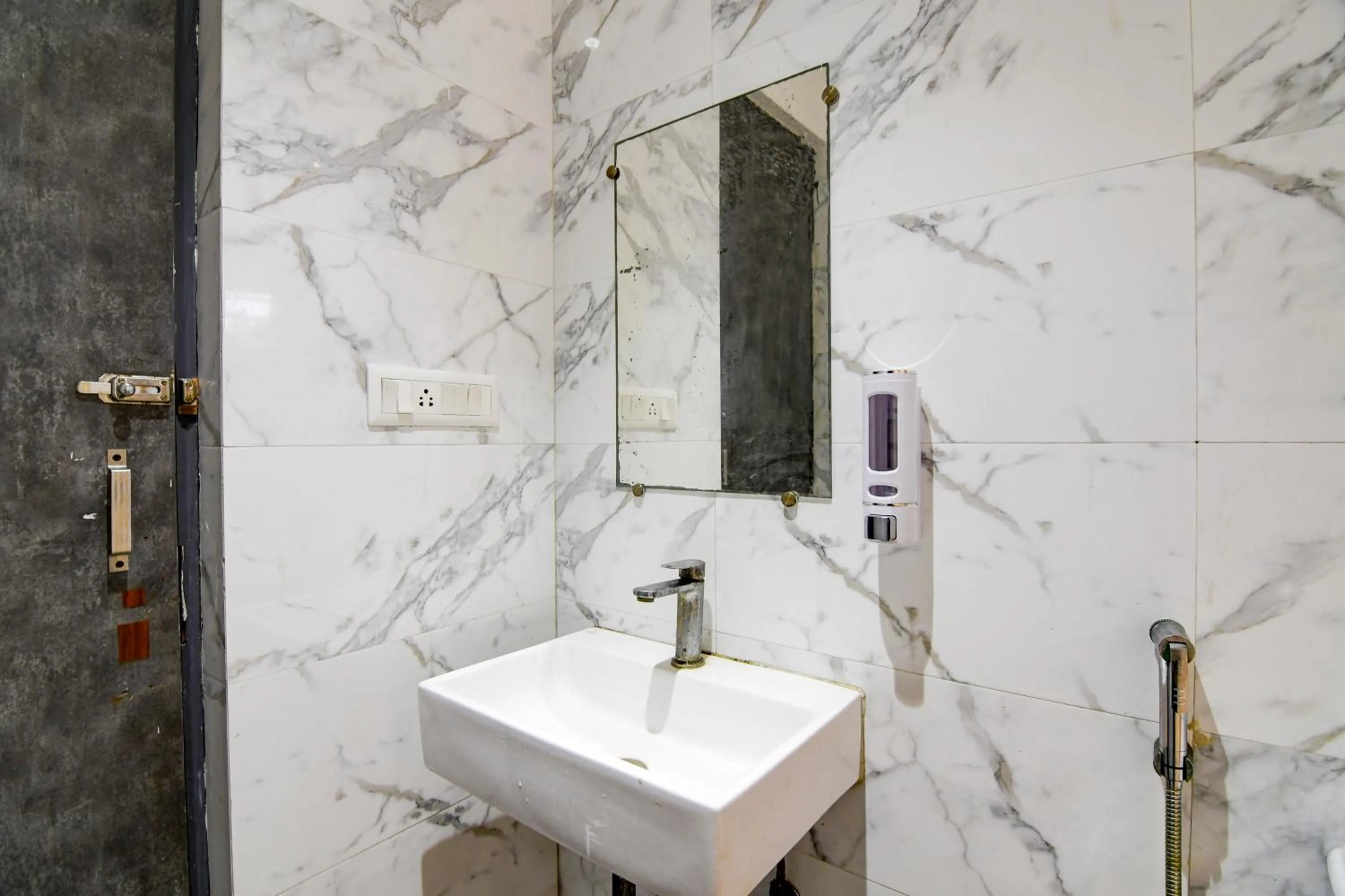 Shower in Hotel Brill View 500m From ITC Royal Kolkata