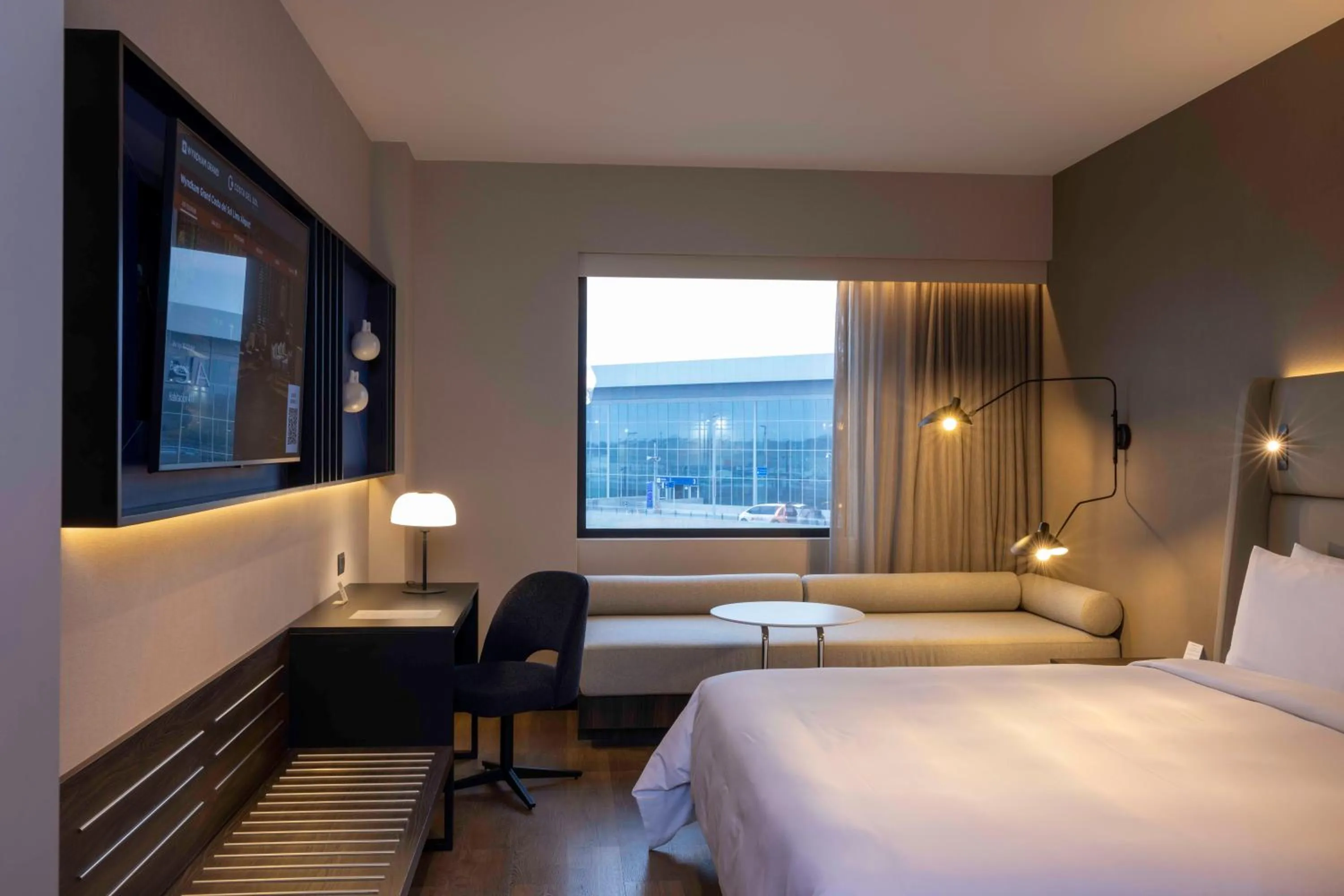 Bed in Wyndham Grand Costa Del Sol Lima Airport