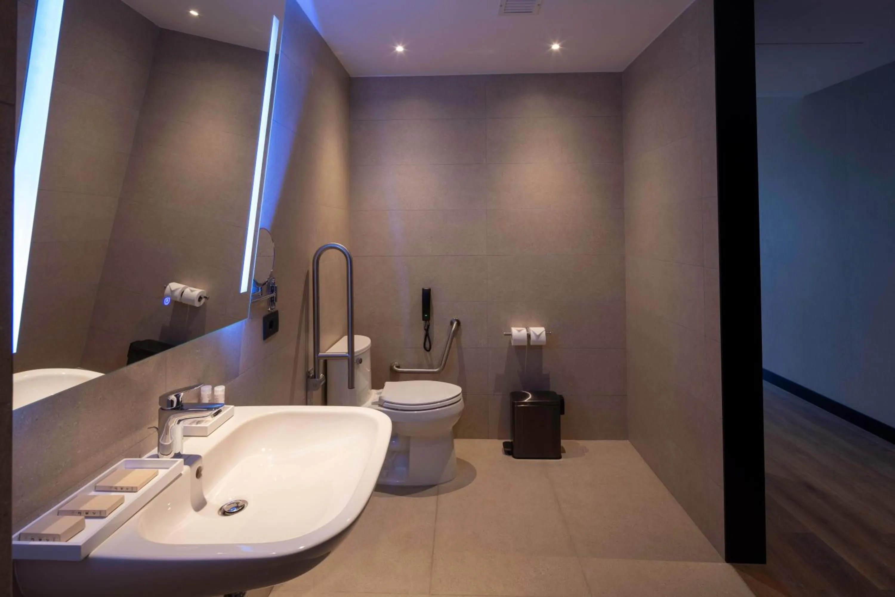 Shower in Wyndham Grand Costa Del Sol Lima Airport