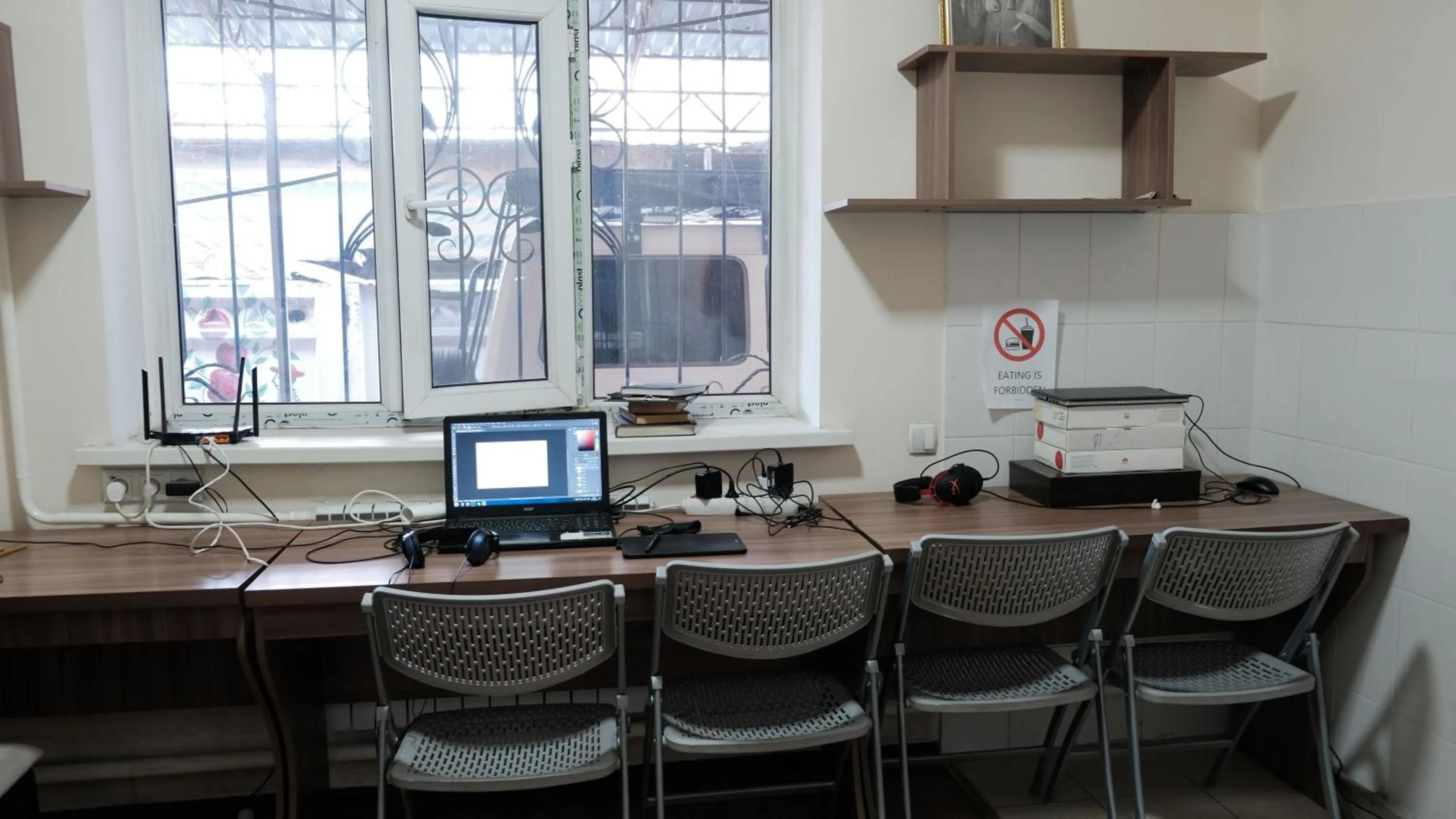 Communal lounge/ TV room in Apple Hostel Bishkek