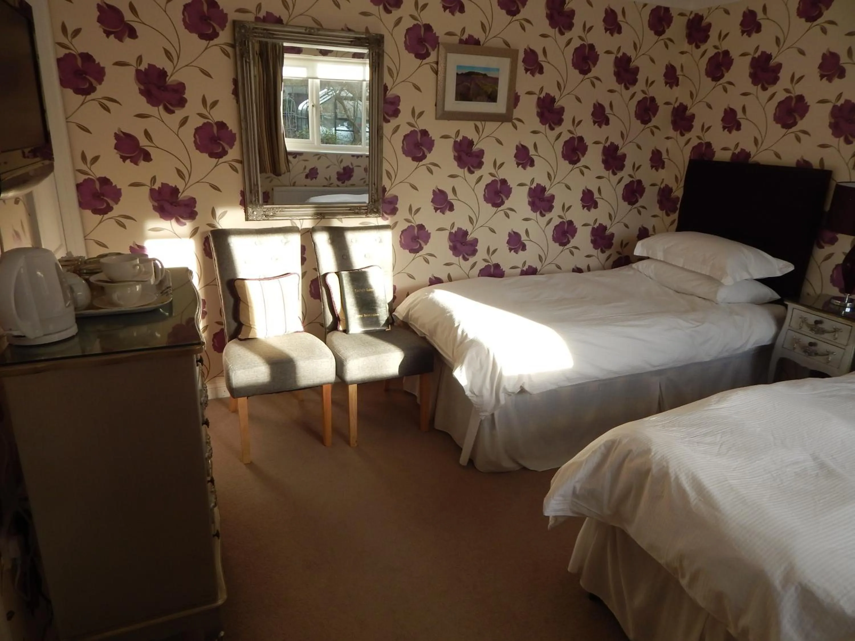 Photo of the whole room, Bed in Fairlight Lodge