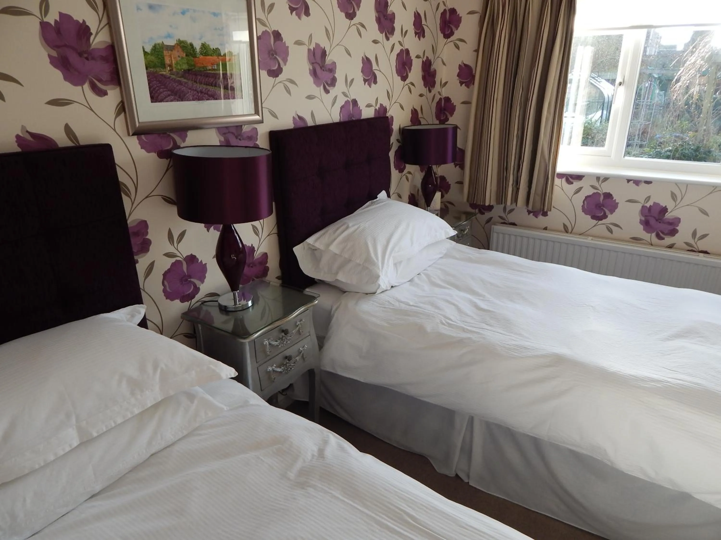 Photo of the whole room, Bed in Fairlight Lodge