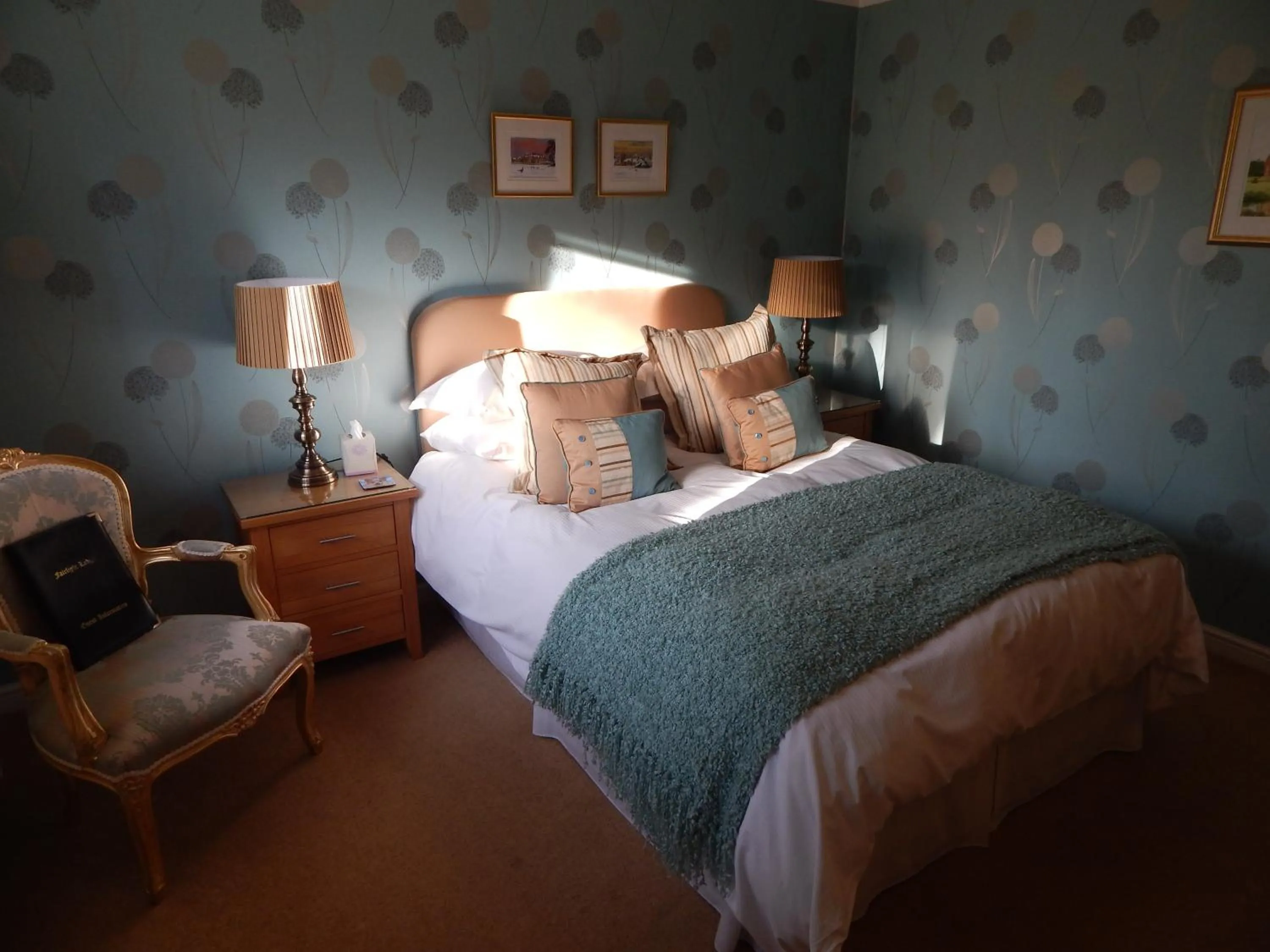 Photo of the whole room, Bed in Fairlight Lodge