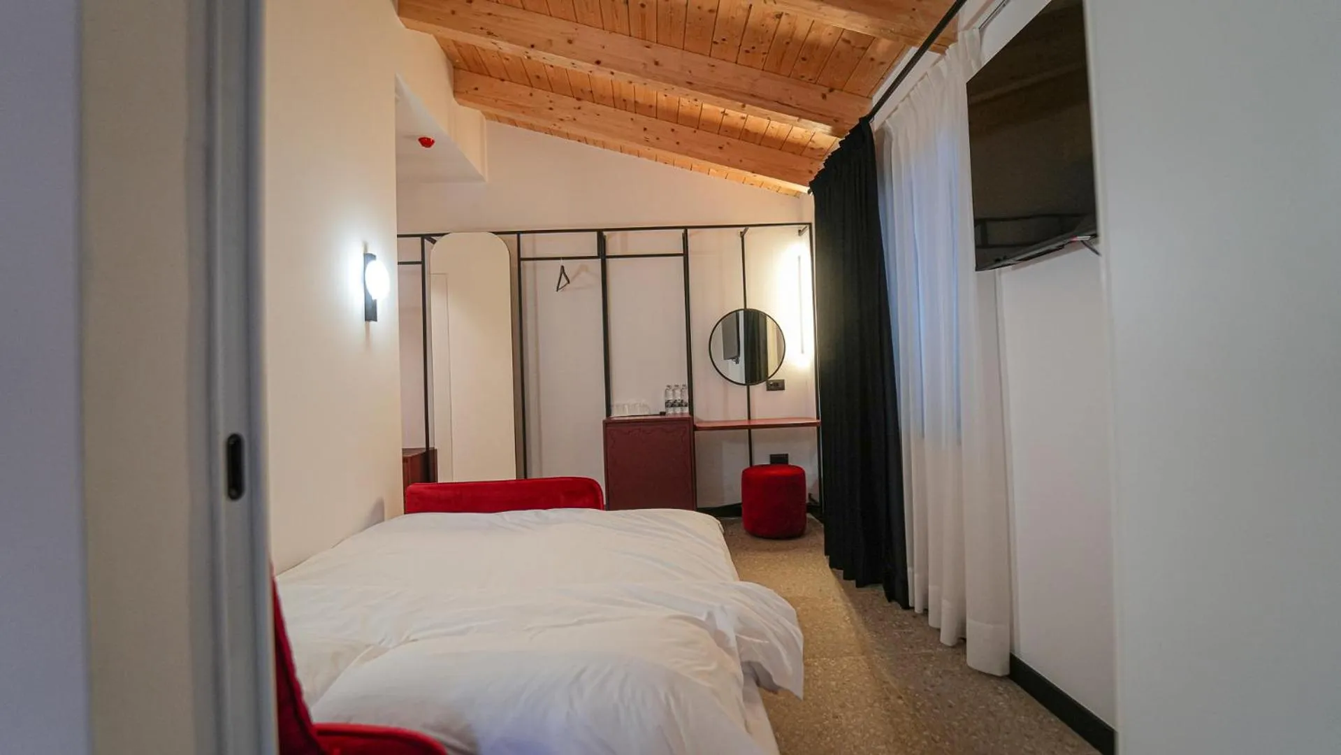 Communal lounge/ TV room, Bed in Bazaar Hotel