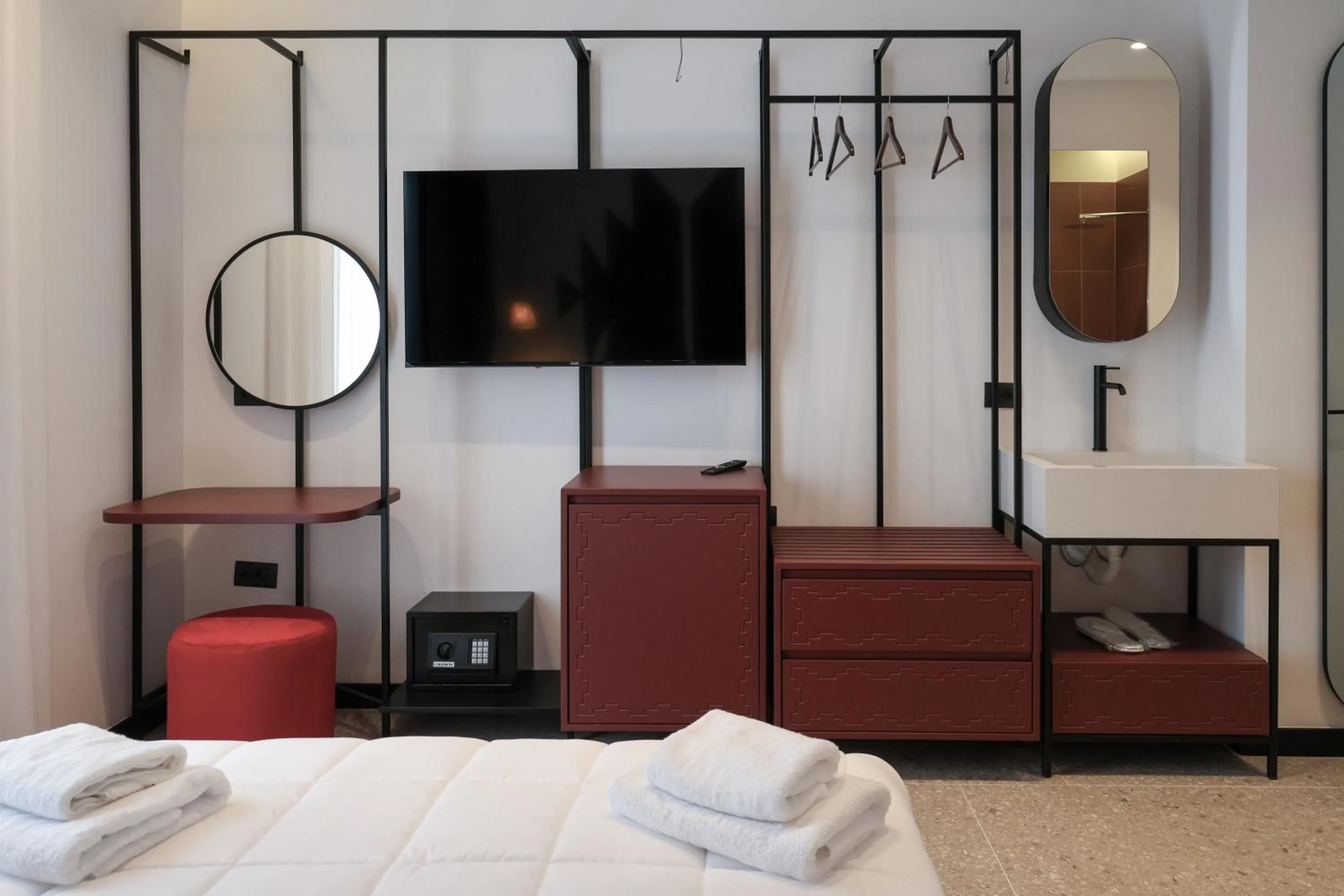 Communal lounge/ TV room, Bed in Bazaar Hotel