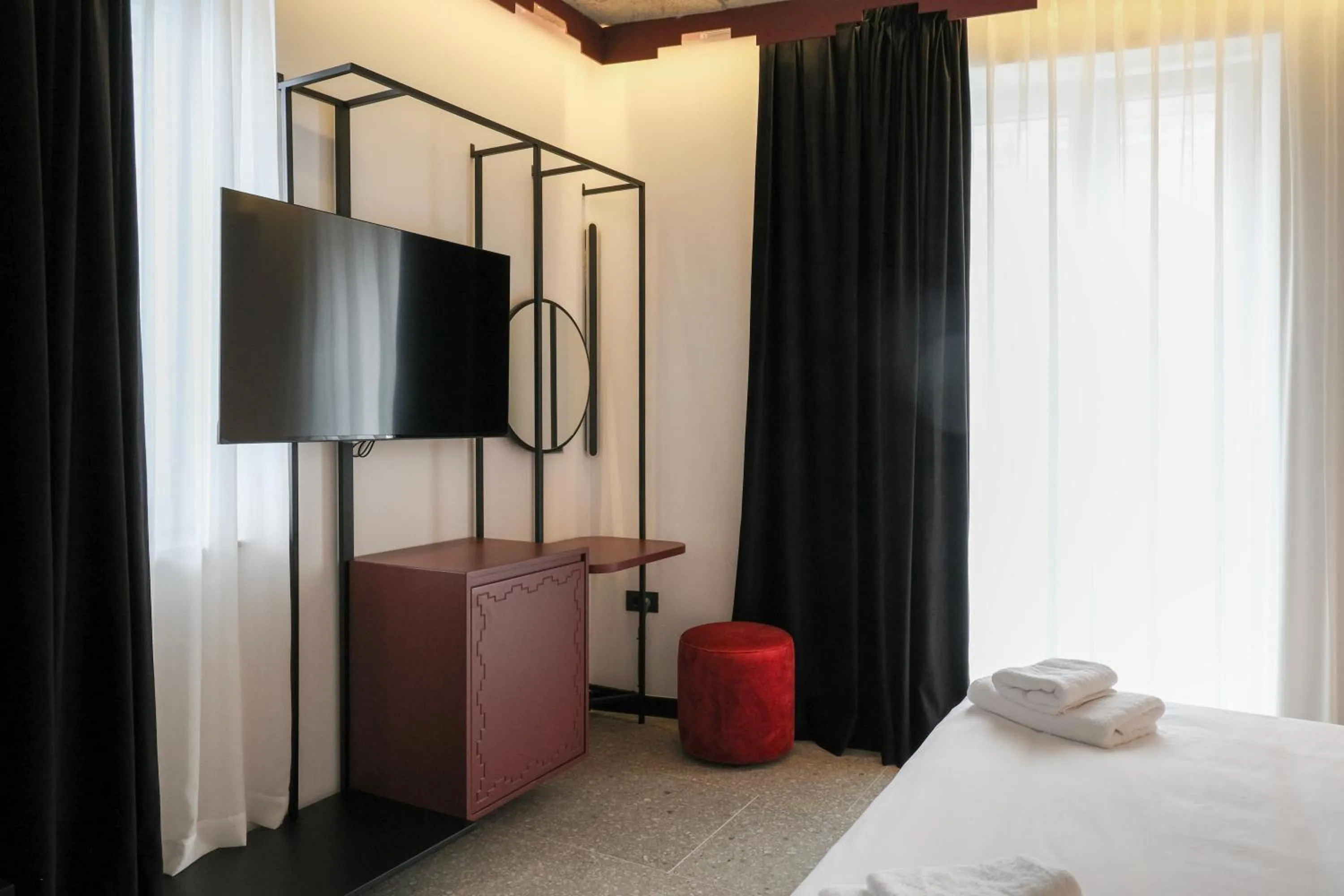 Communal lounge/ TV room, Bed in Bazaar Hotel