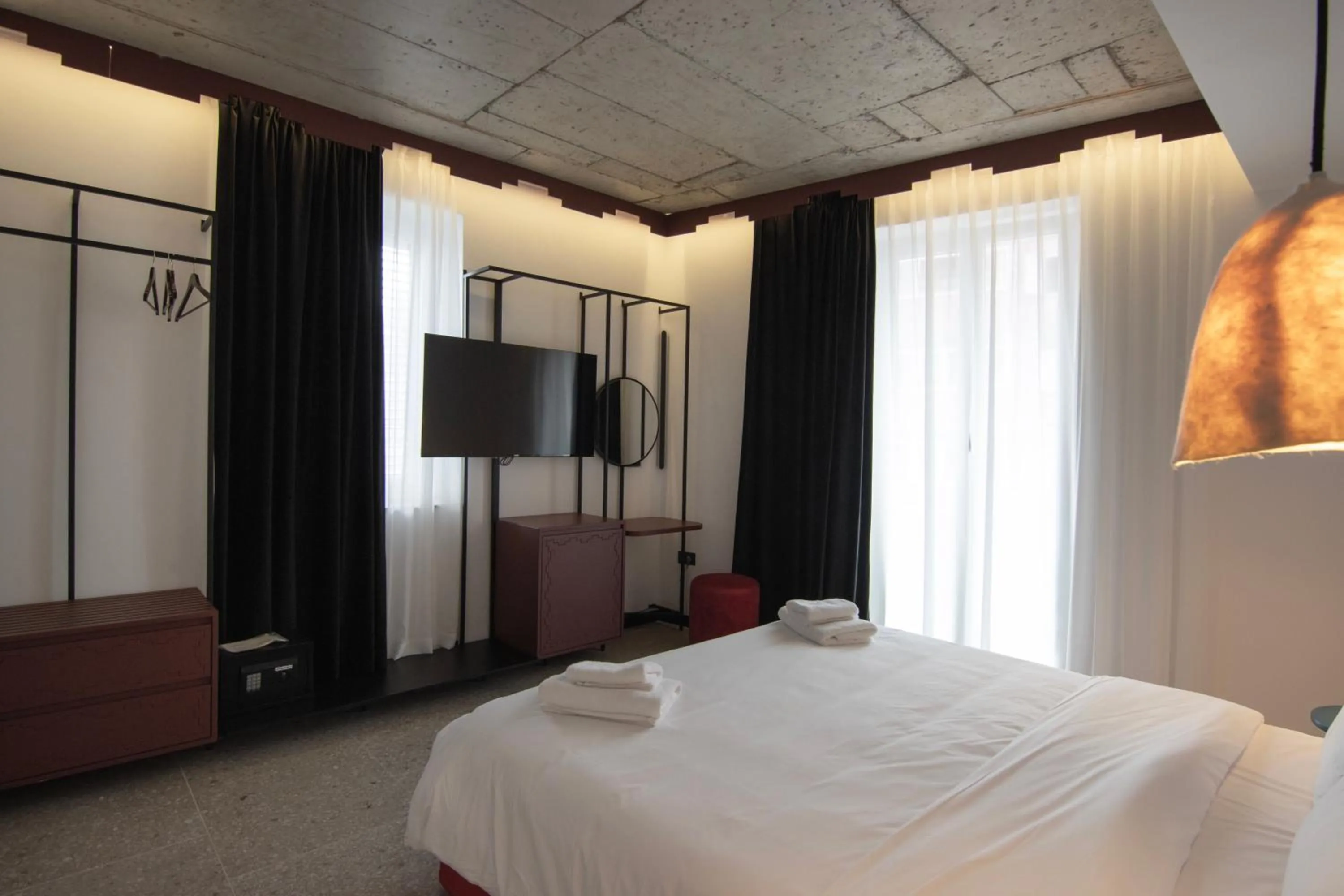 Communal lounge/ TV room, Bed in Bazaar Hotel