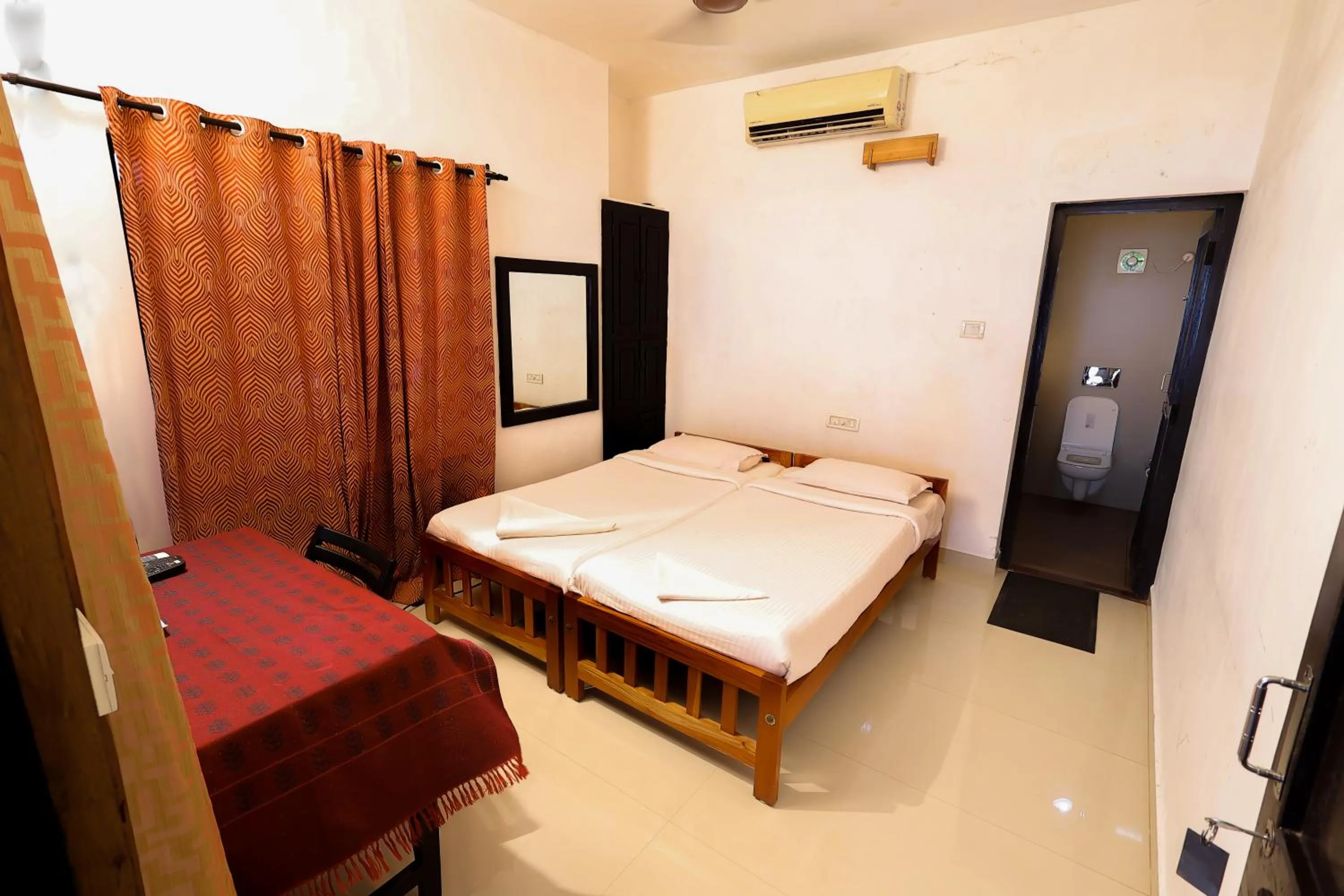 Bed in ILLIKKALAM Lakeside Cottages Kumarakom Kerala