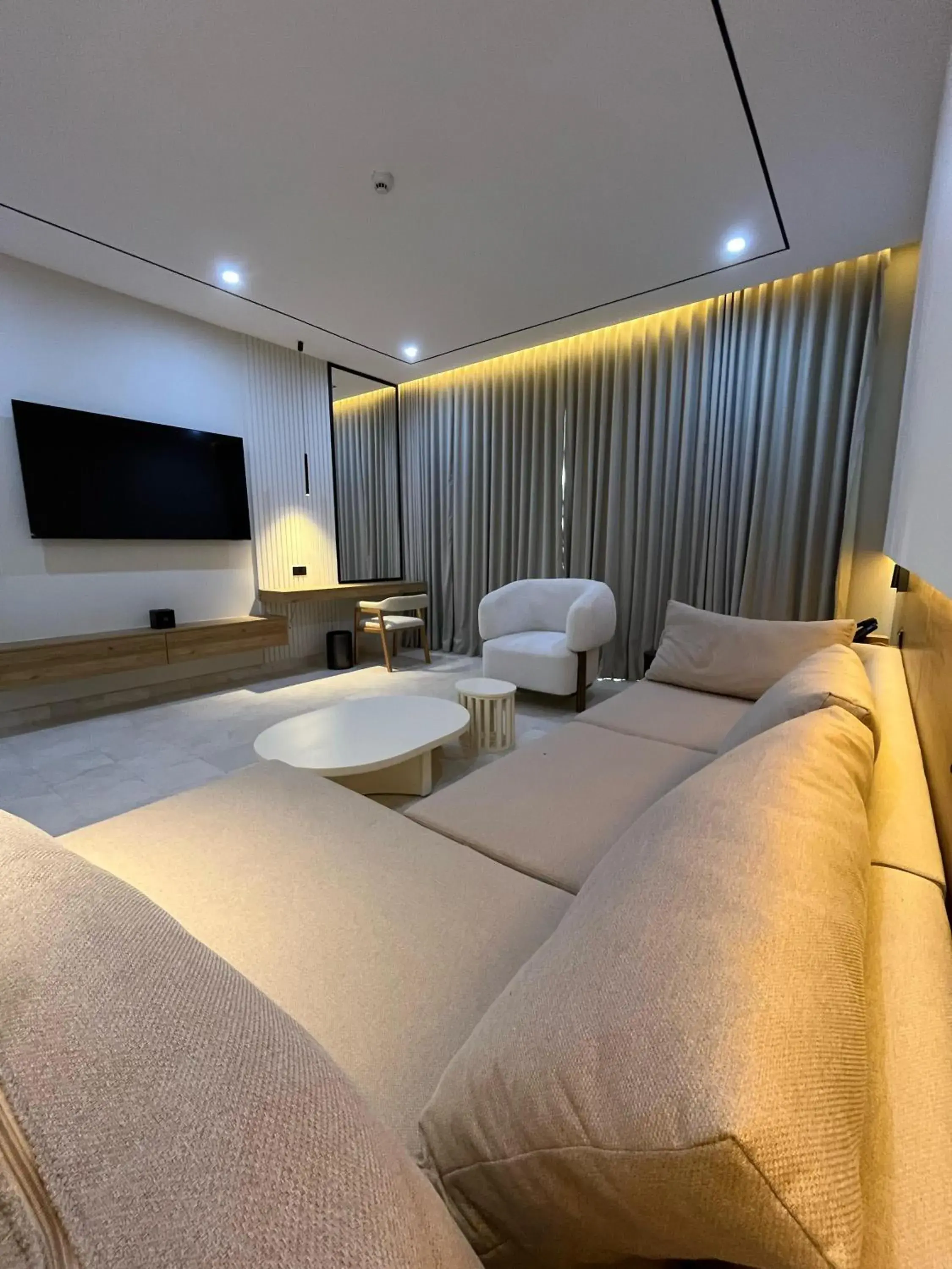 TV and multimedia, Bed in Al Sawadi Beach Resort & Spa TV and multimedia, Bed in Al Sawadi Beach Resort & Spa